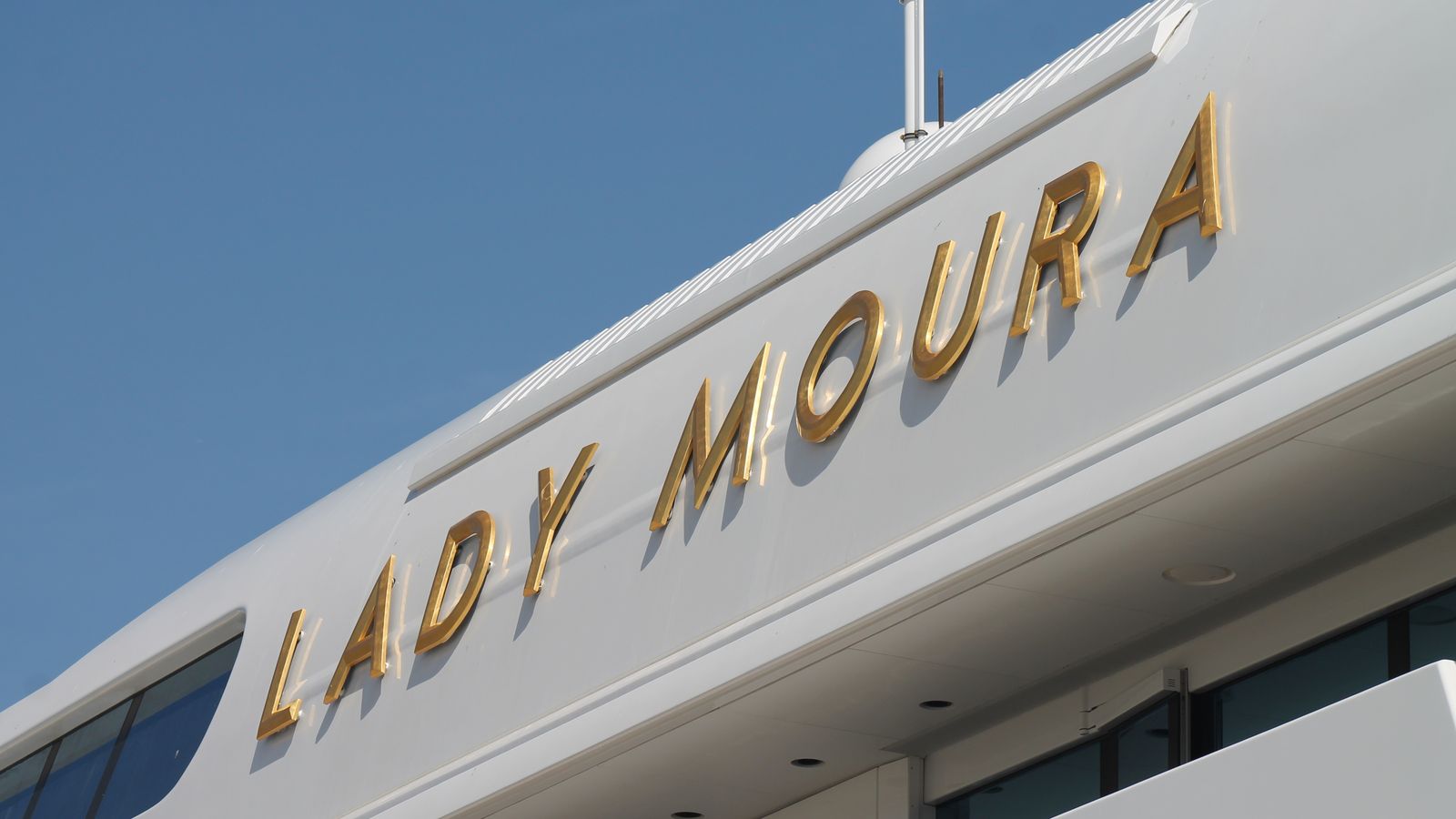 Las letras de oro del 'Lady Moura'.