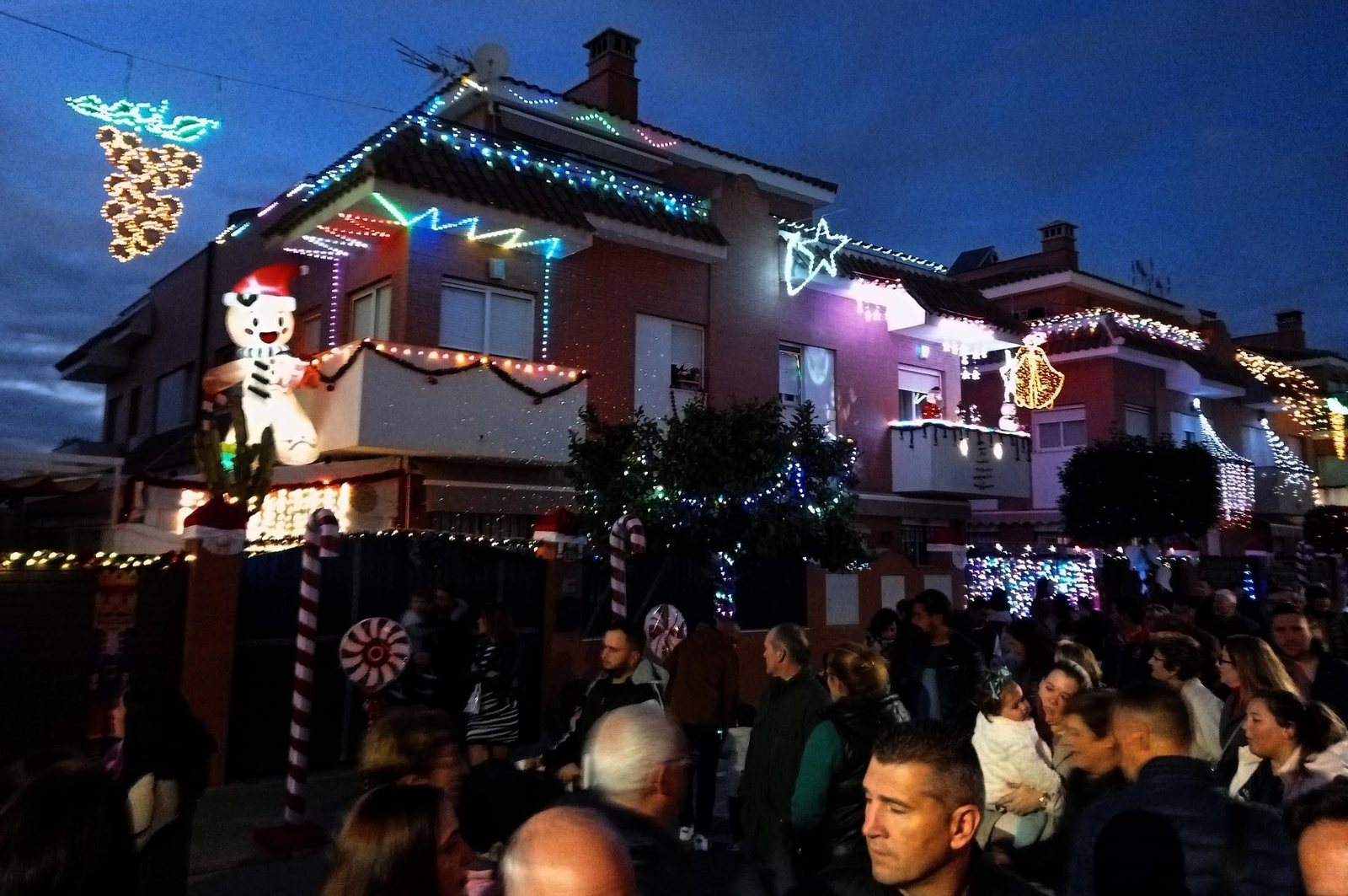 Imágenes de la calle del Grinch de Corrales, Huelva