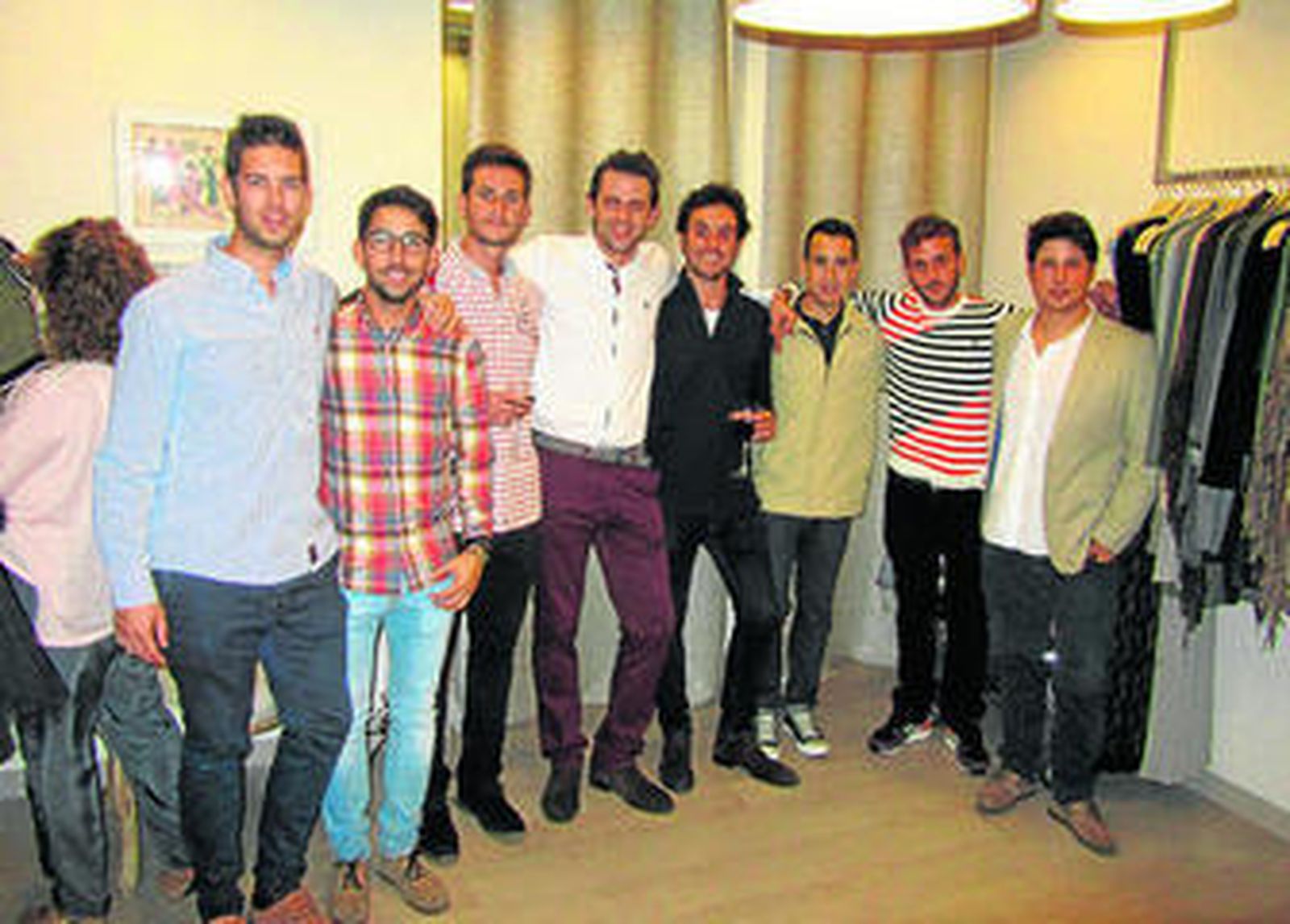 Alberto Merino, en el centro, rodeado de amigos que le han dado todo su apoyo como emprendedor.