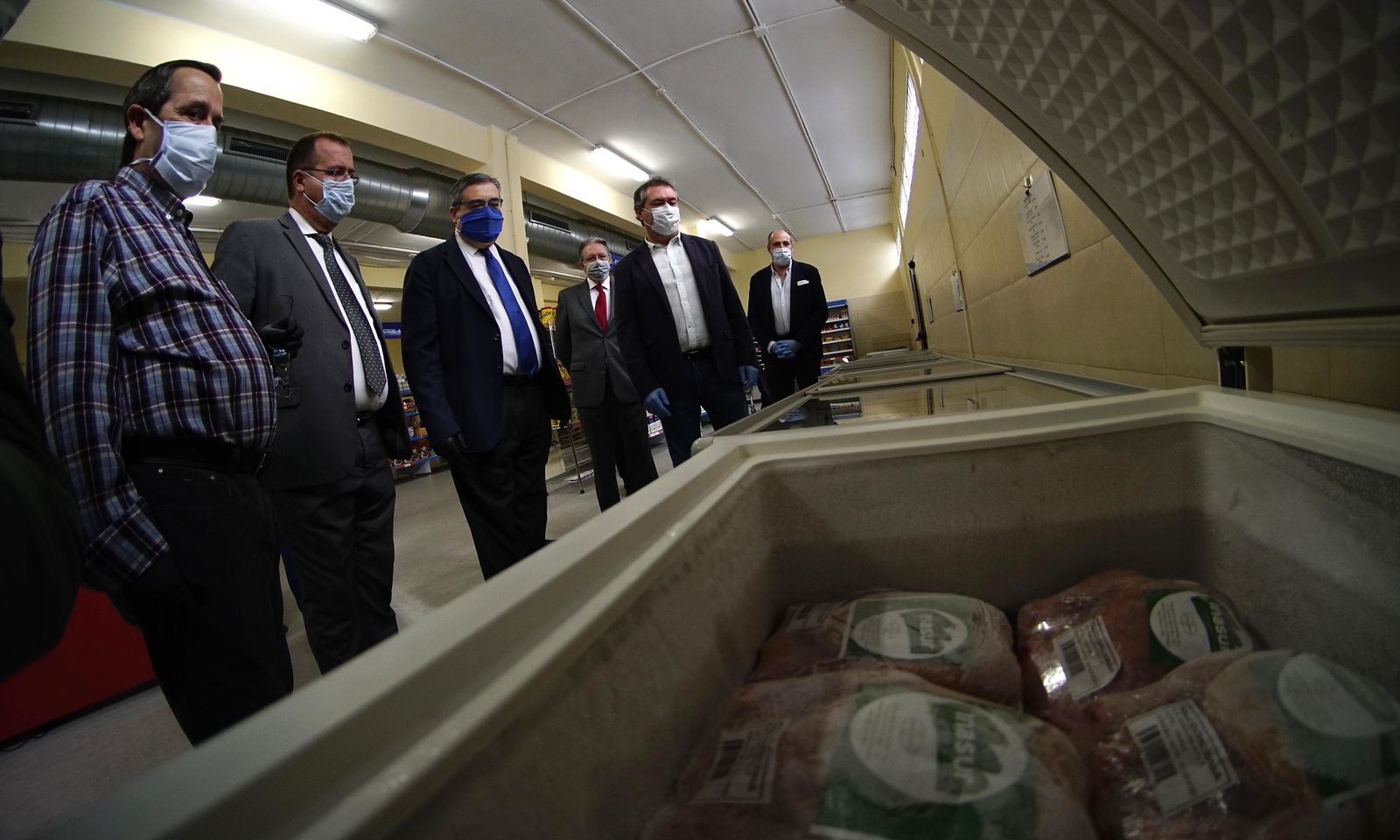 Coronavirus en Sevilla: Visita al economato social de las hermandades en el casco antiguo