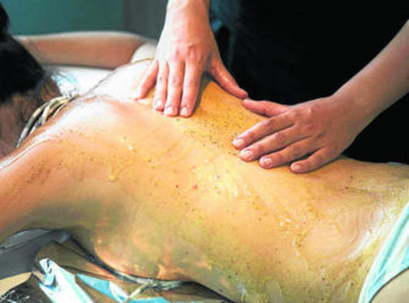 Masaje con hollejos y semillas de uvas trituradas y tamizadas en el Spa Club de Jerez.