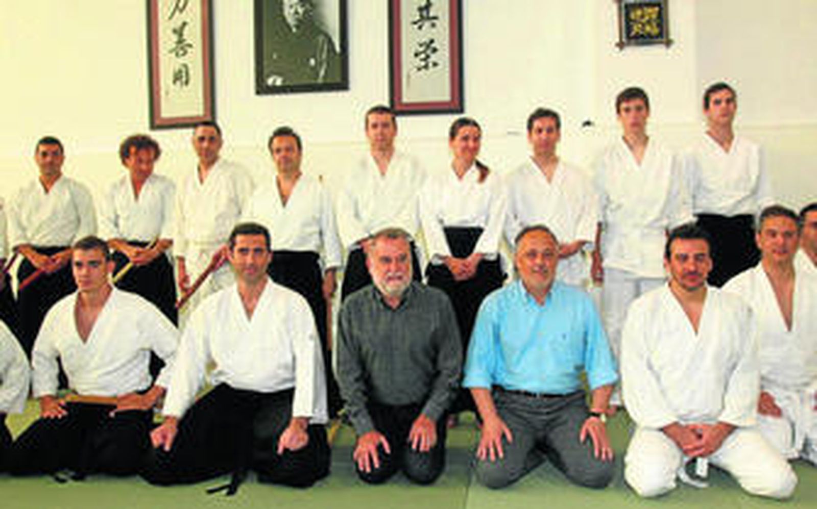 El candidato de IU, Antonio Rodrigo Torrijos, en una exhibición de artes marciales en Hytasa.