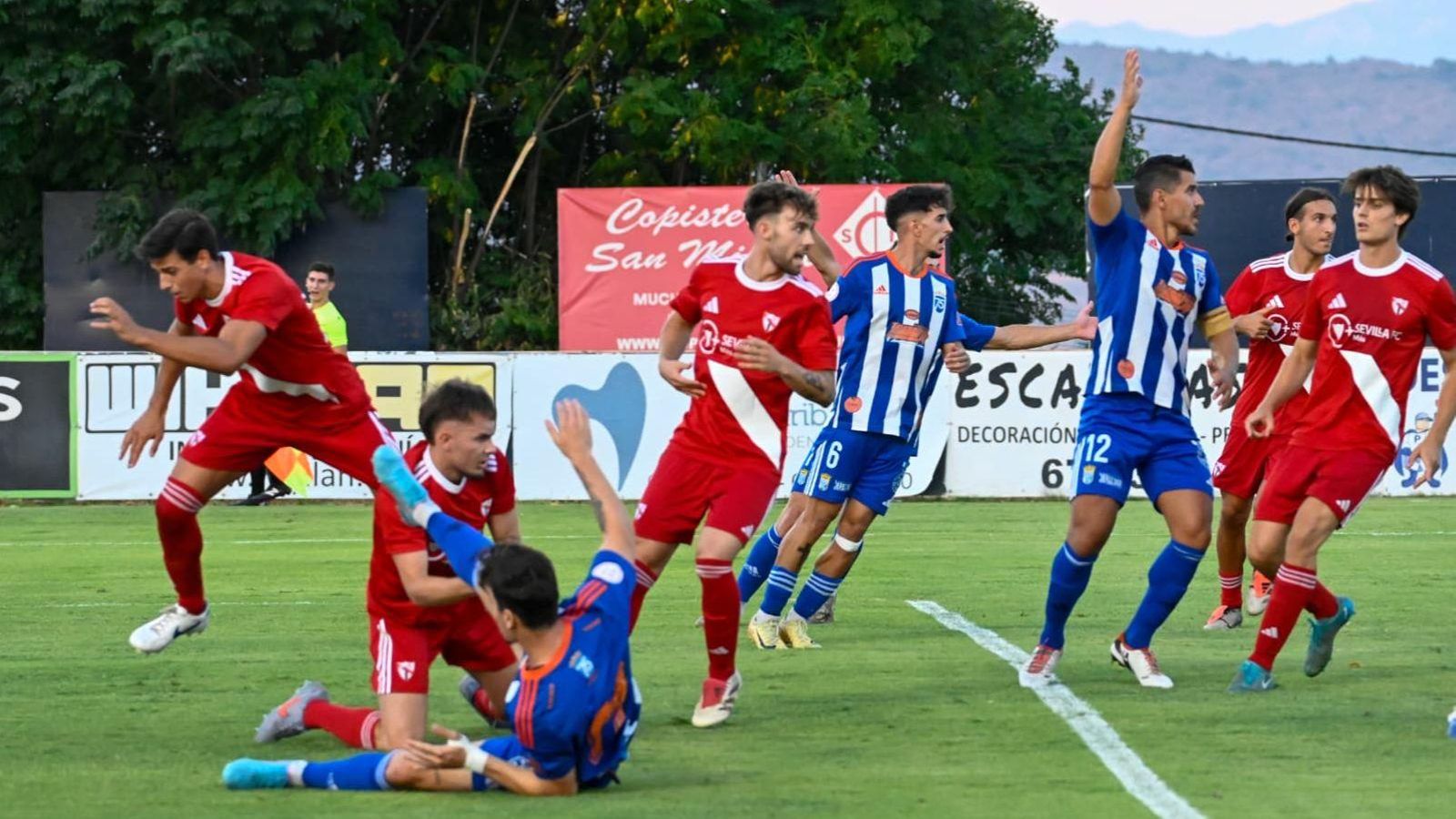 Josete y Franco reclaman una falta al árbitro del encuentro.