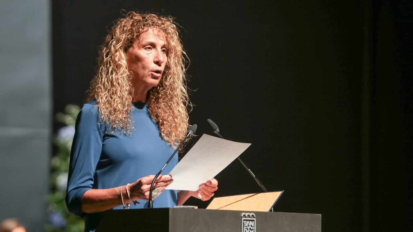 La enfermera Manuela Lacida Baro lee un fragmento del decreto de la convocatoria a Cortes de 1810.