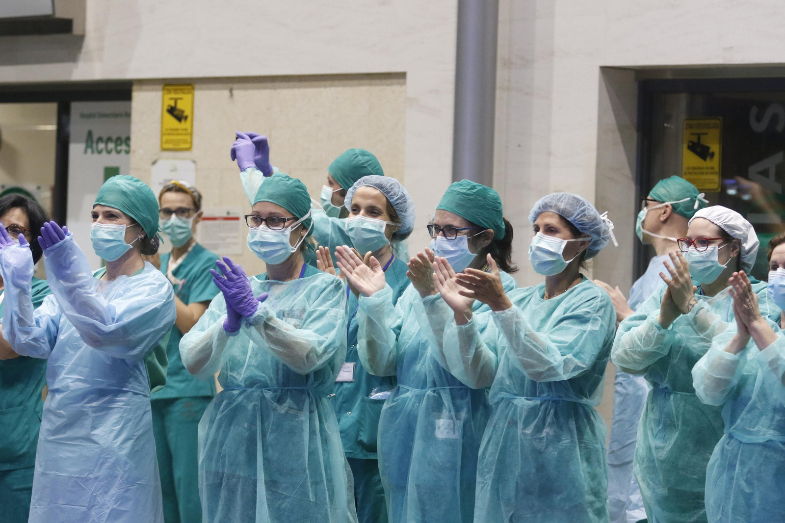 Los profesionales del Hospital Reina Sofía de Córdoba devuelven los aplausos de los cordobeses