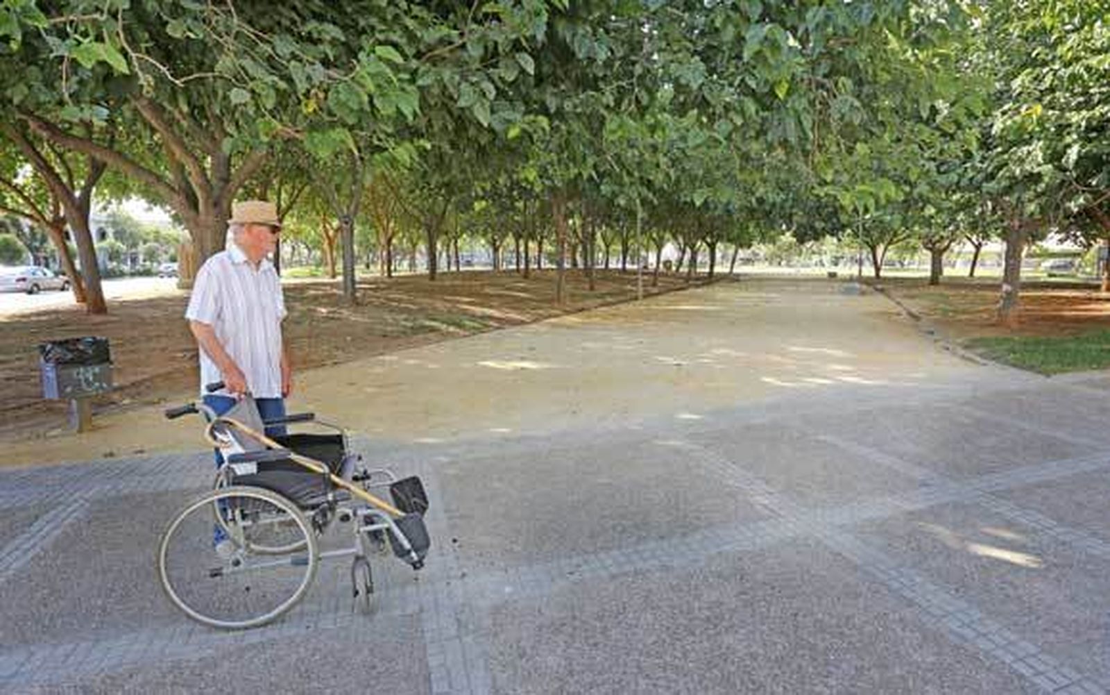 Un anciano pasea por el Parque Iguazú, situado en la avenida Lola Flores, en la tarde de ayer. /Pascual