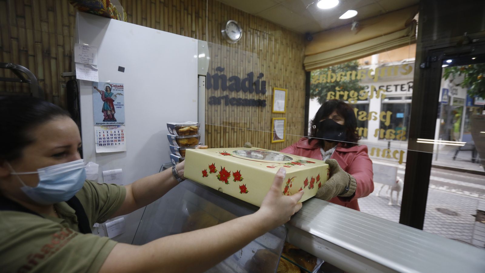 Entrega de un roscón de Reyes en la pastelería Cañadú