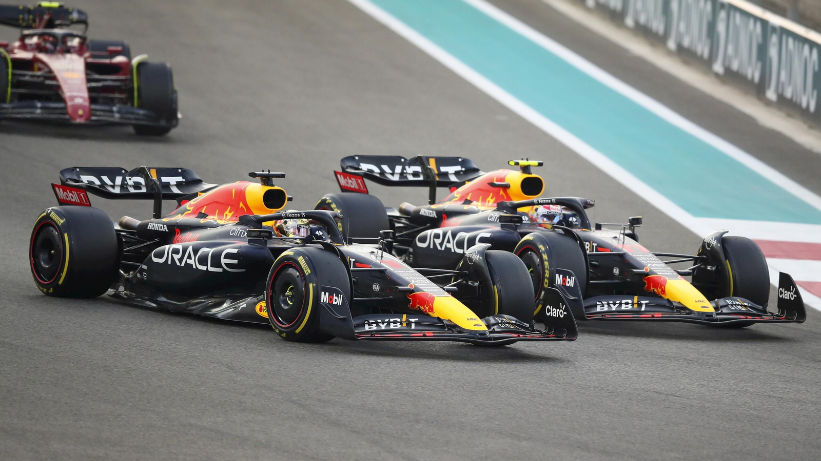 Verstappen y Checo Pérez, luchando por la primera plaza en Abu Dhabi.