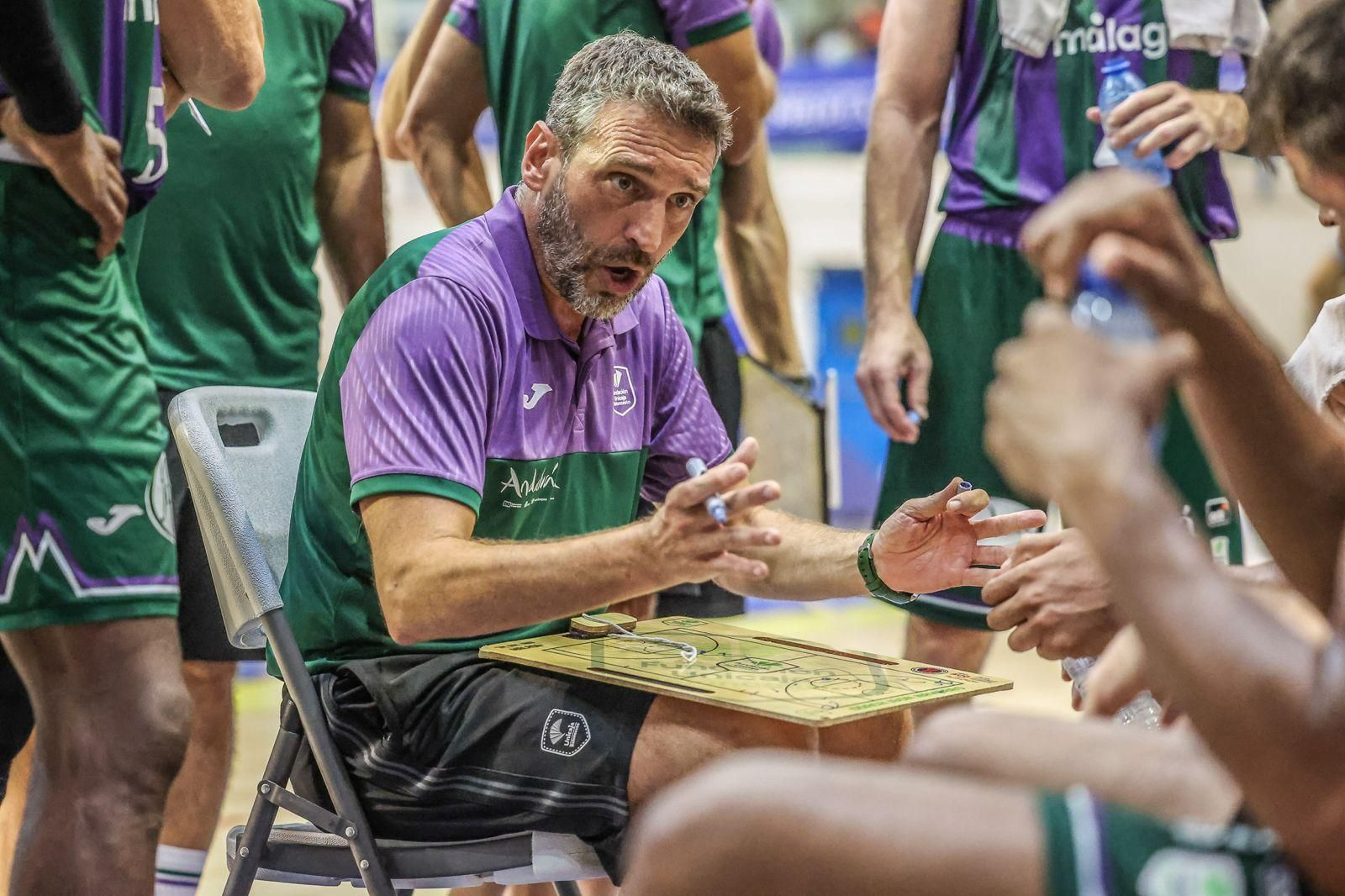 Ibon Navarro da órdenes. Ibon Navarro da órdenes.