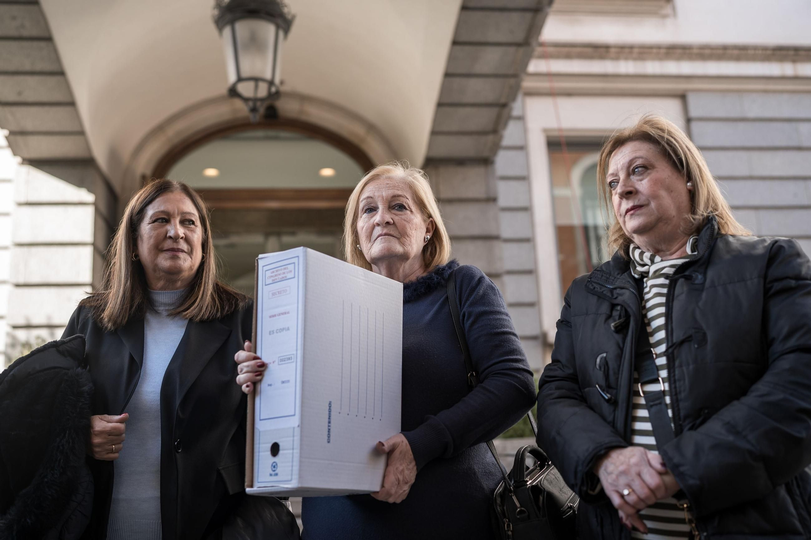 Las hermanas de Manuel José García Caparrós, este martes tras salir del Congreso con los documentos sobre su asesinato.