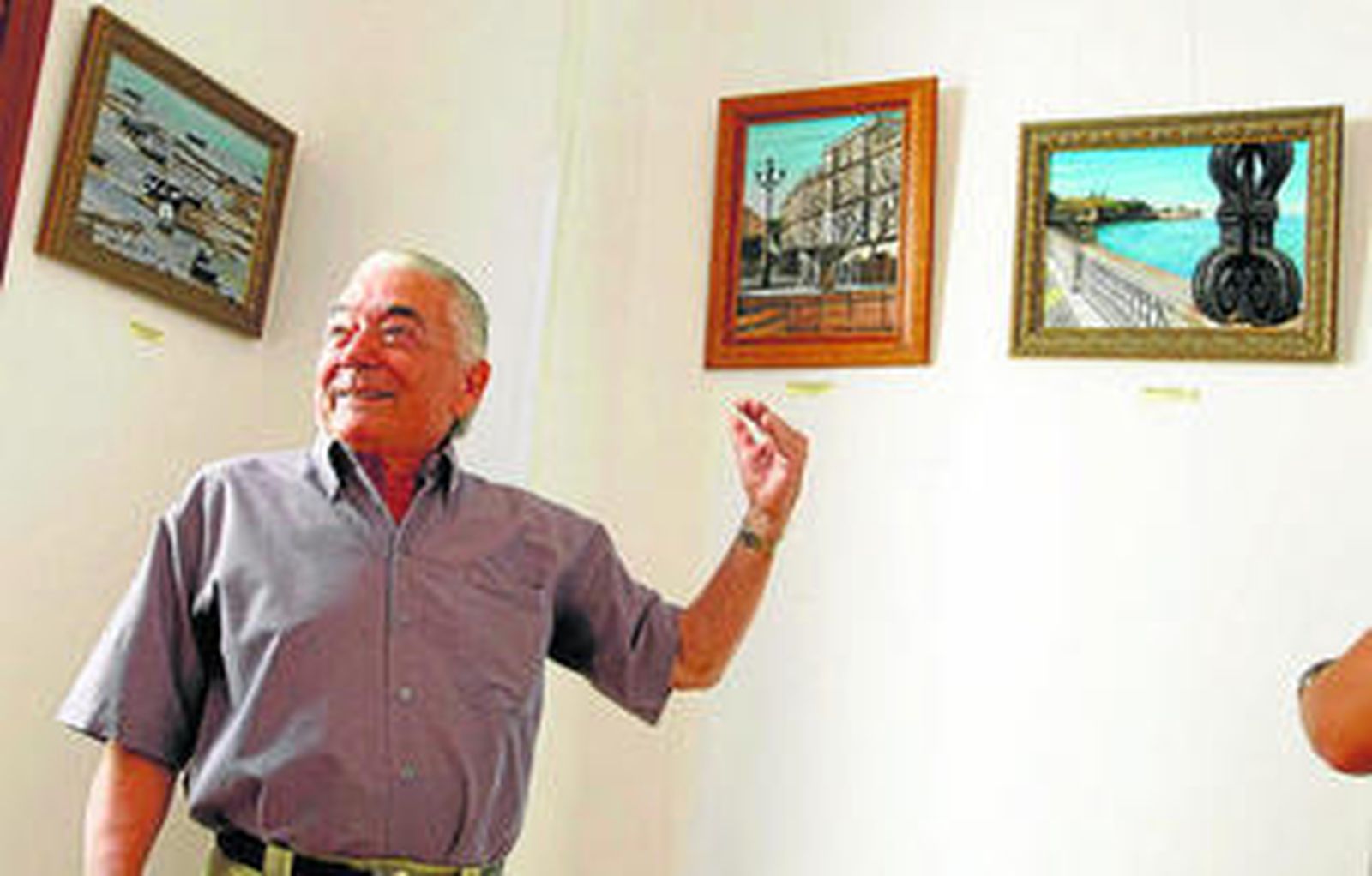 Eloy Cabeza posa ante su obra.