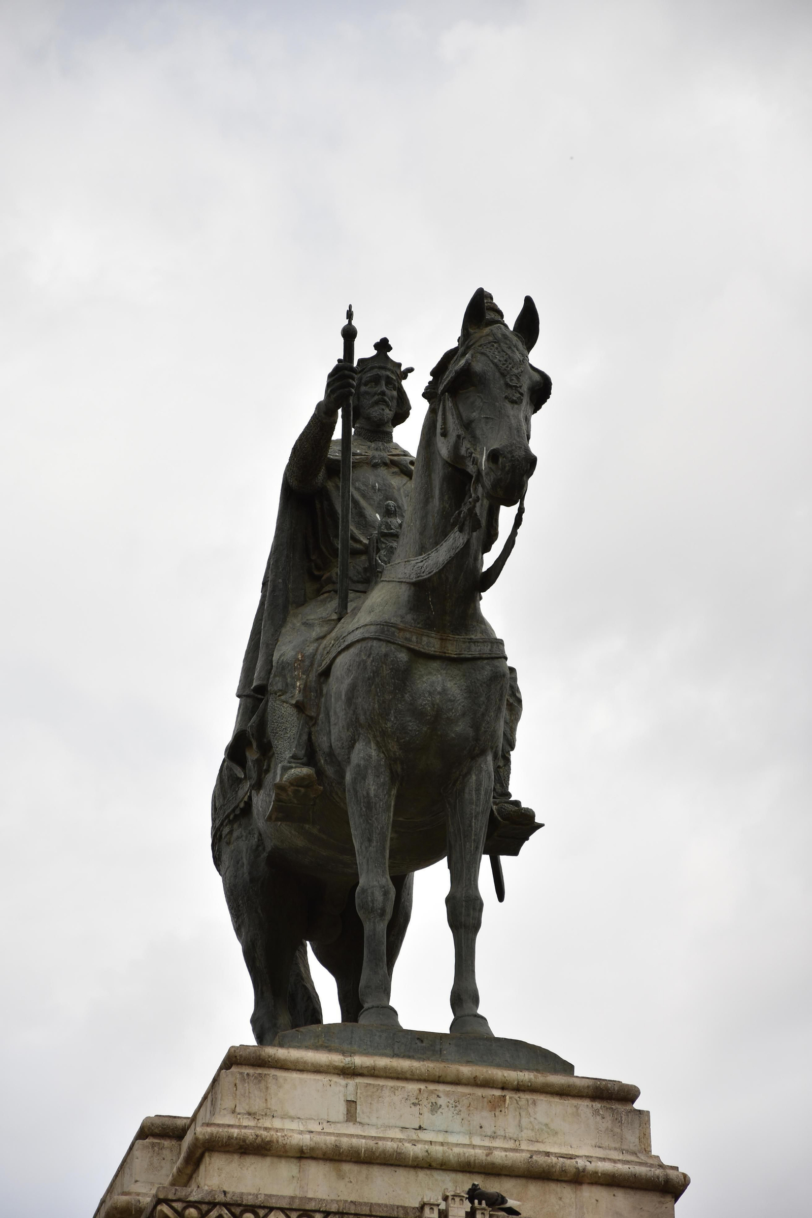 La escultura ecuestre de San Fernando.