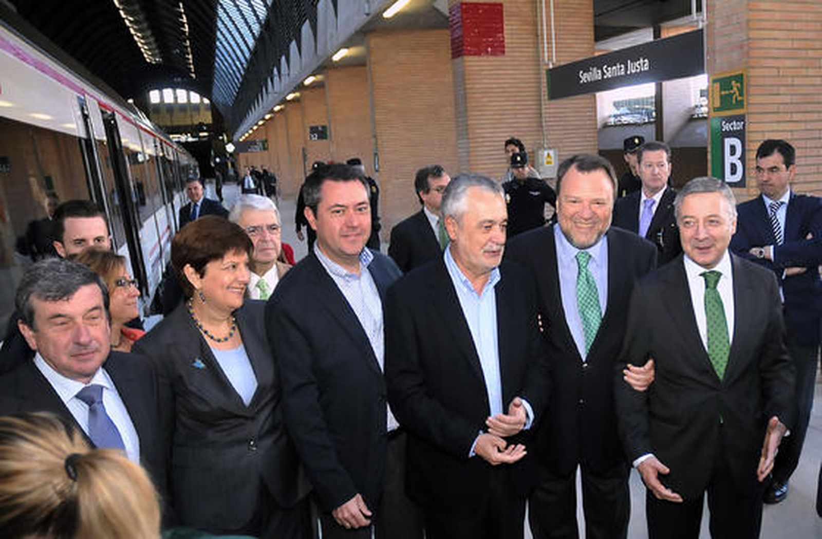 García Garrido, Cruz Villalón, Espadas, Griñán, Monteseirín y Blanco en los andenes de Santa Justa

Foto: Juan Carlos Vazquez