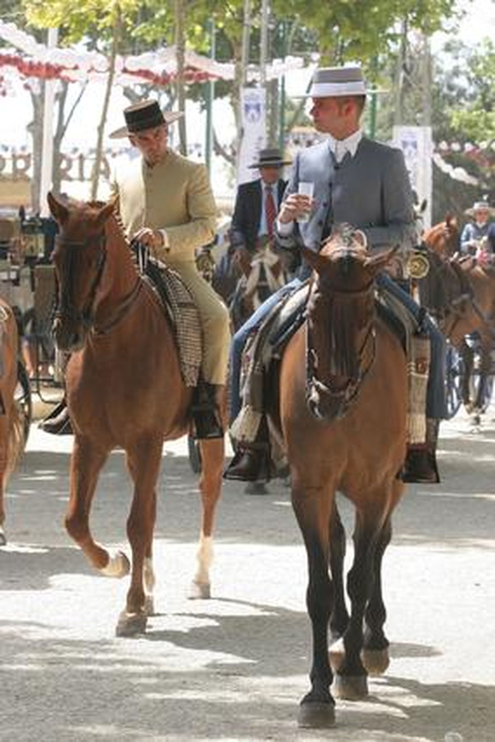Caballistas por el recinto ferial de Las Banderas. 

Foto: Andres Mora