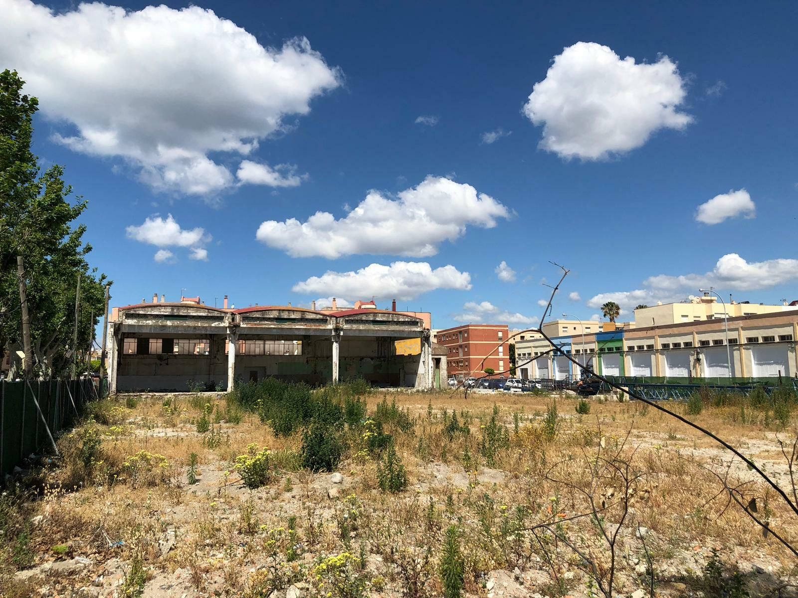 El solar del viejo mercado de mayoristas, donde aún quedan varias edificaciones en pie.