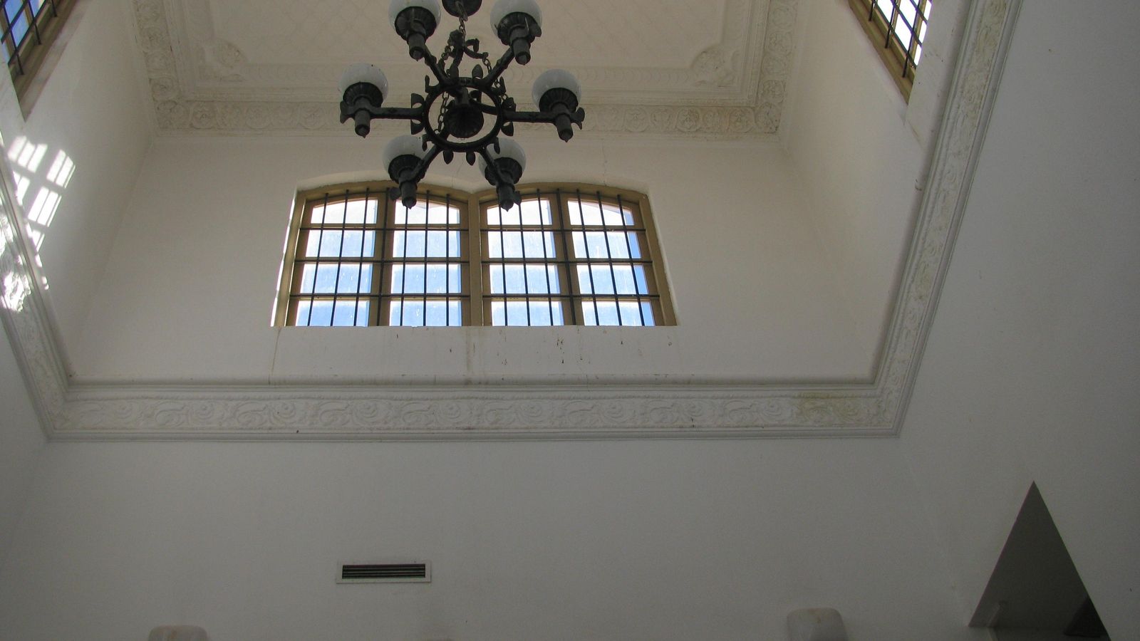 Tragaluz que ilumina la escalera interior.