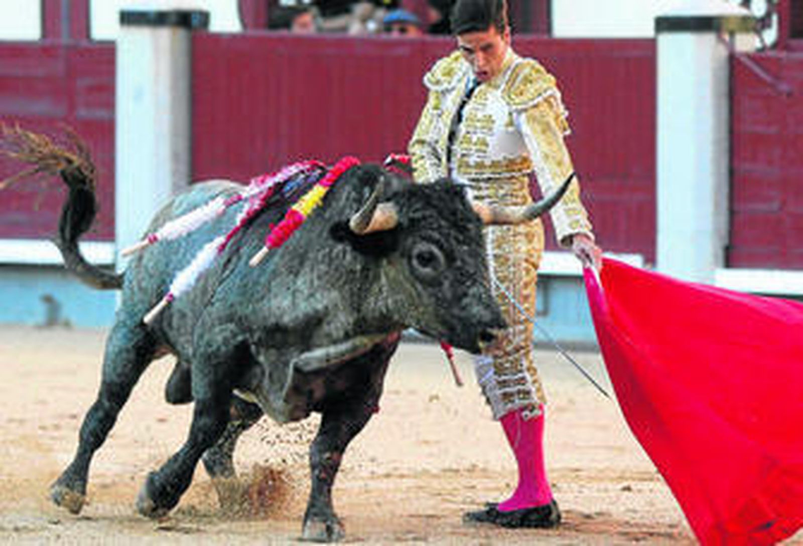 José Carlos Venegas, en un muletazo al tercero, que se desentendía de la muleta, y tras cuyo trasteo escuchó los tres avisos.