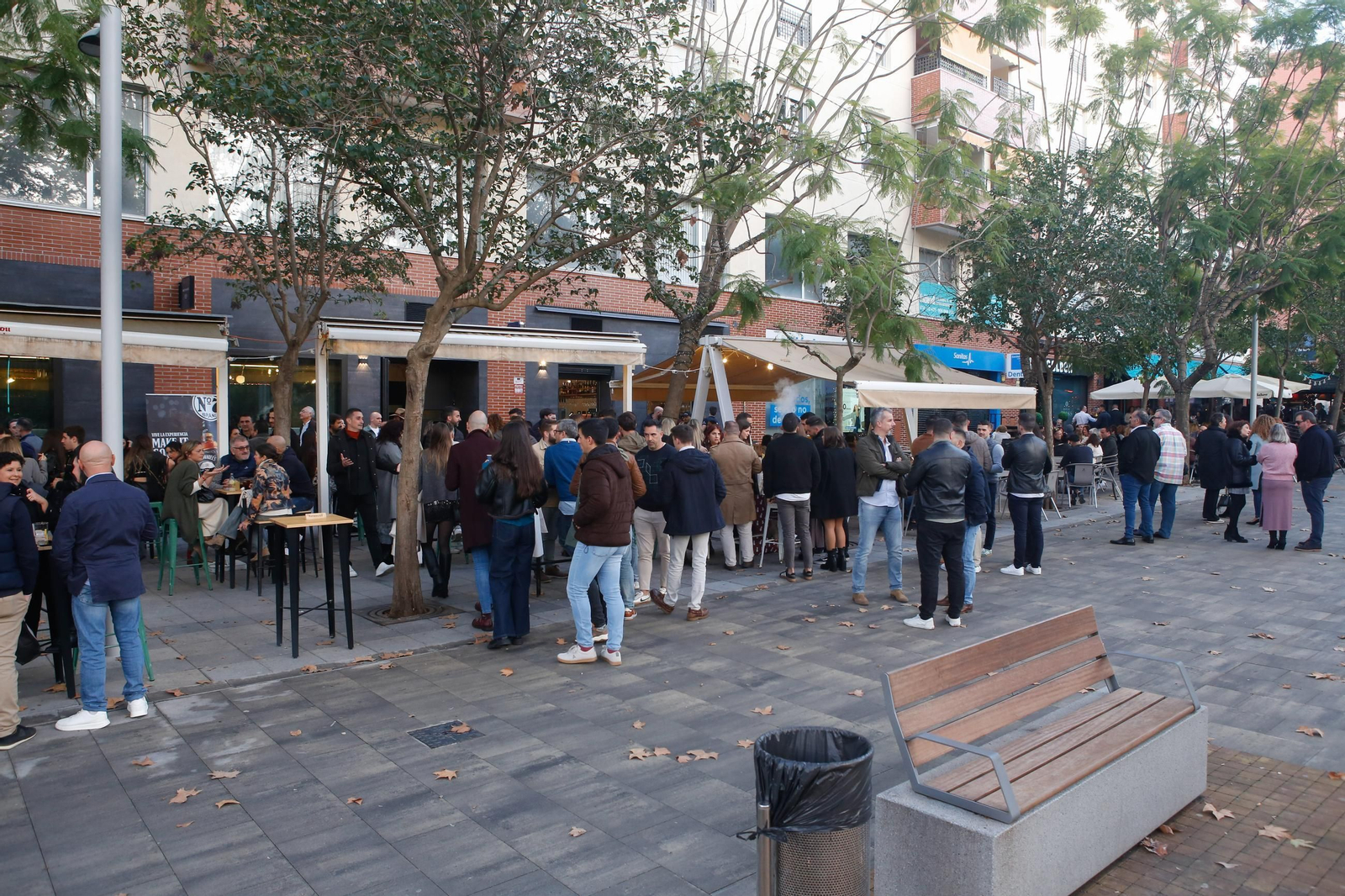 Una terraza en la avenida Capitán Ontañón de Algeciras. Una terraza en la avenida Capitán Ontañón de Algeciras.
