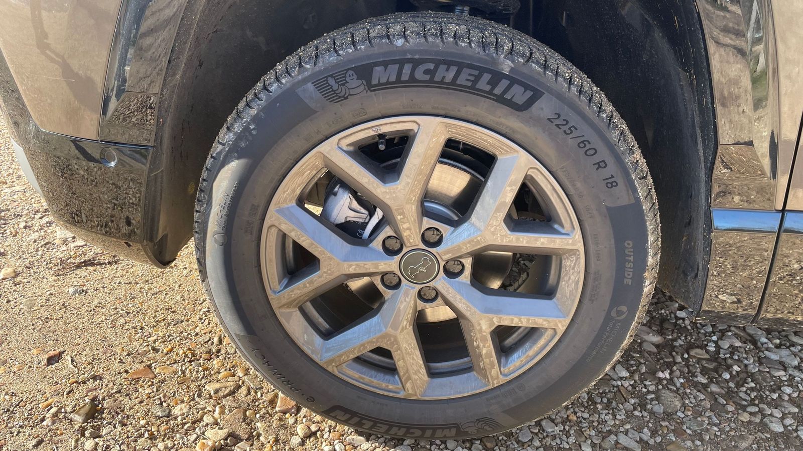 Los neumáticos de menor tamaño de que dispone este Jeep son unos 225/60 R18. Para quien desee otros más grandes es posible elegir tanto con llantas de 19 como de 20".