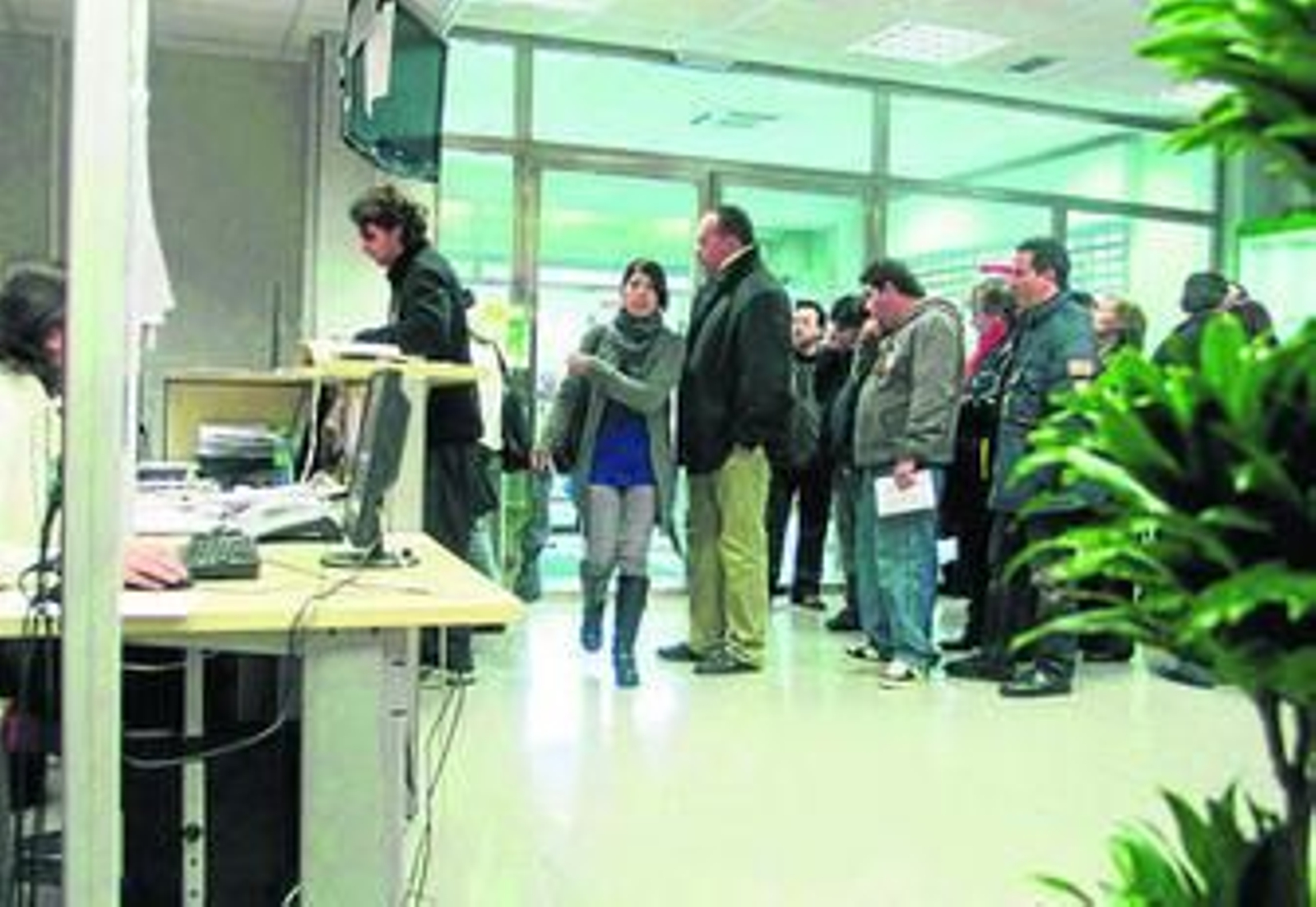 Cola en una oficina del SAE en Granada.