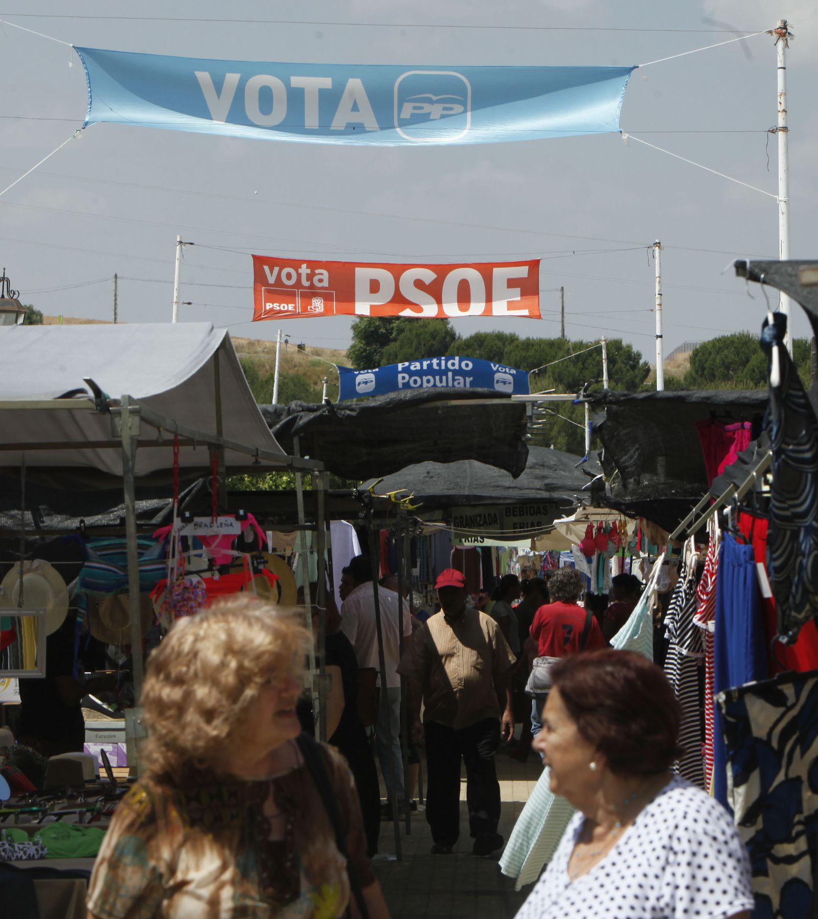 Pancartas electorales en el mercadillo de Burguillos en la campaña de las municipoales de 2015.