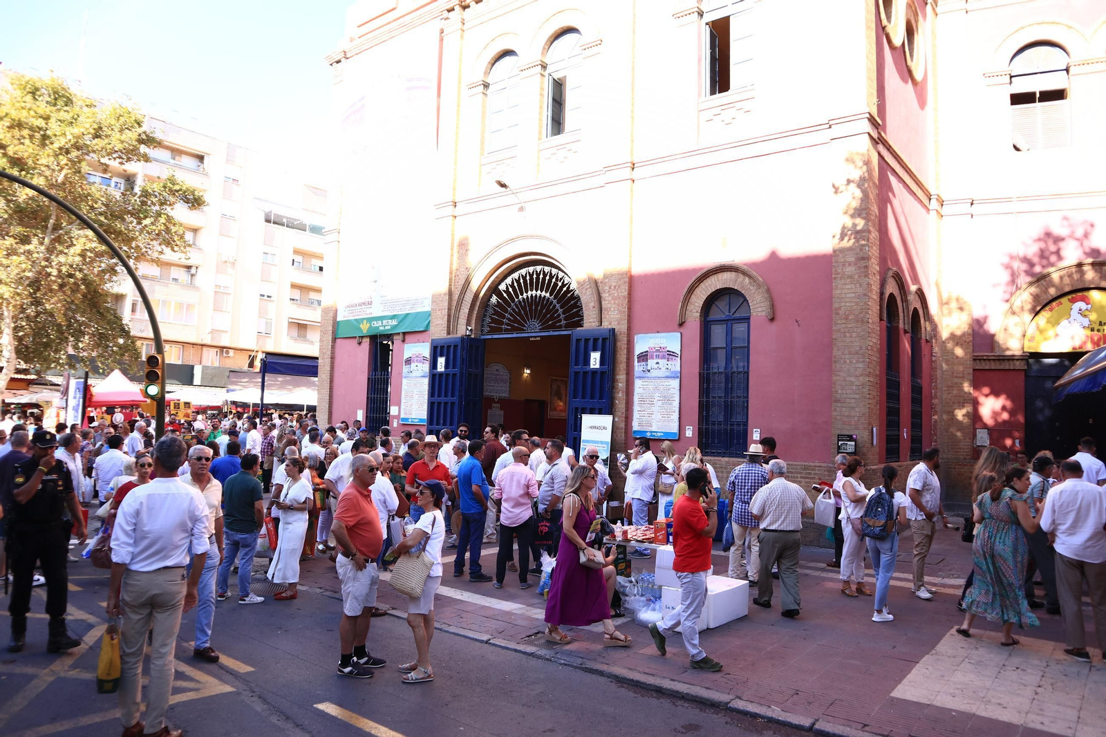 Imágenes de ambiente en el tercer día de toros en Huelva