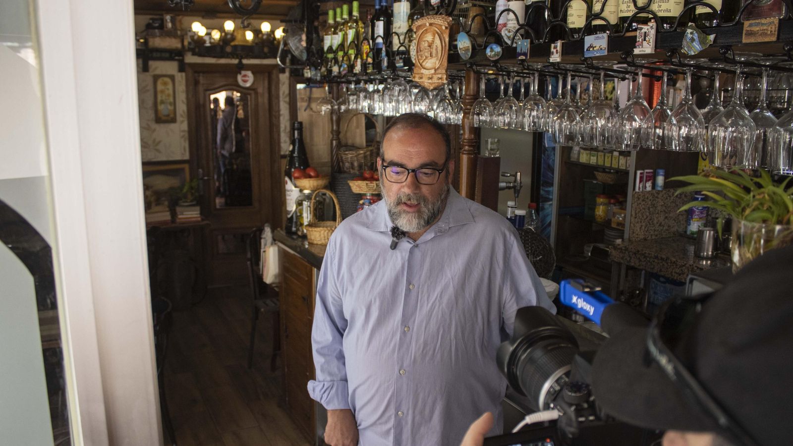 En la cafetería donde acude los fines de semana.