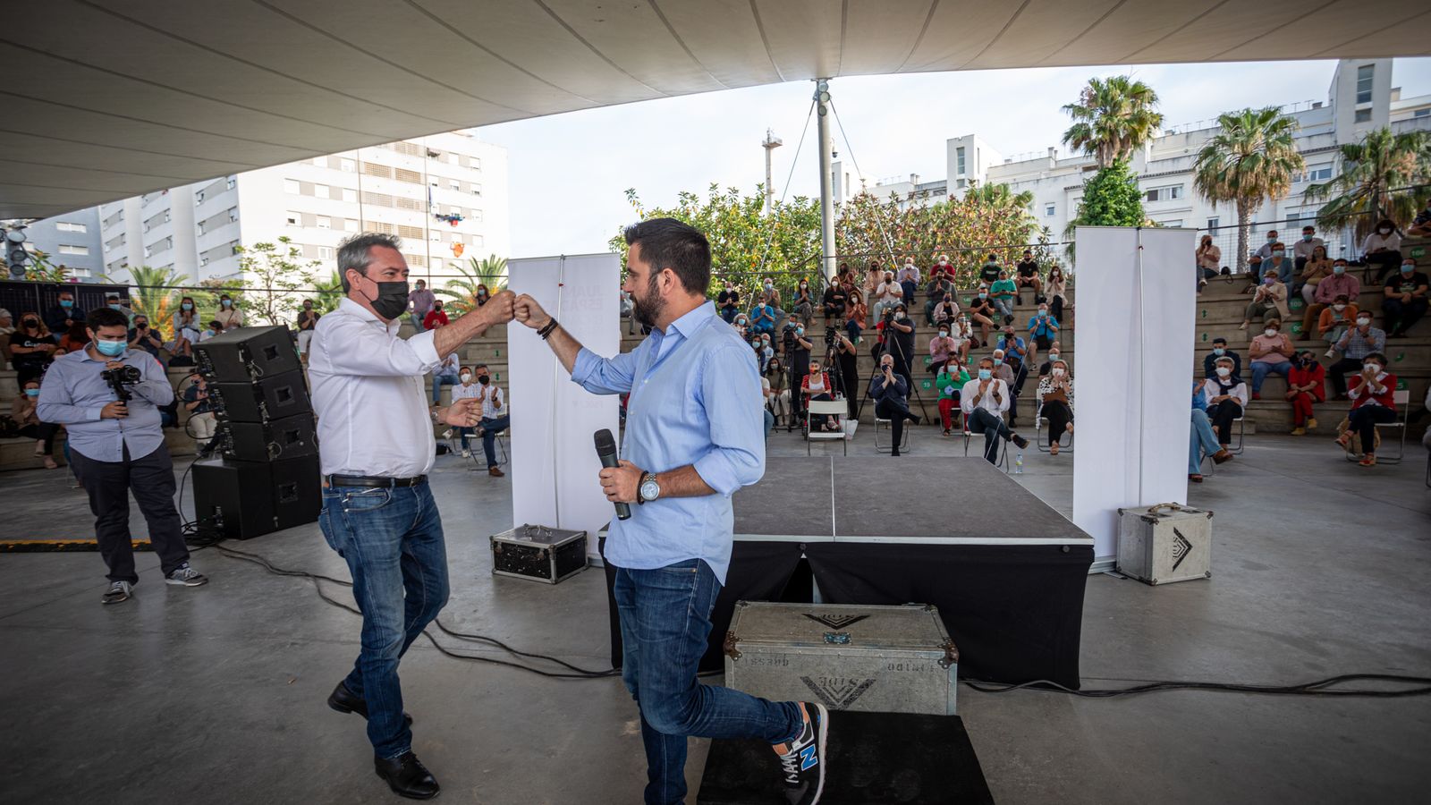 Fran González recibe ante el estrado a Juan Espadas.