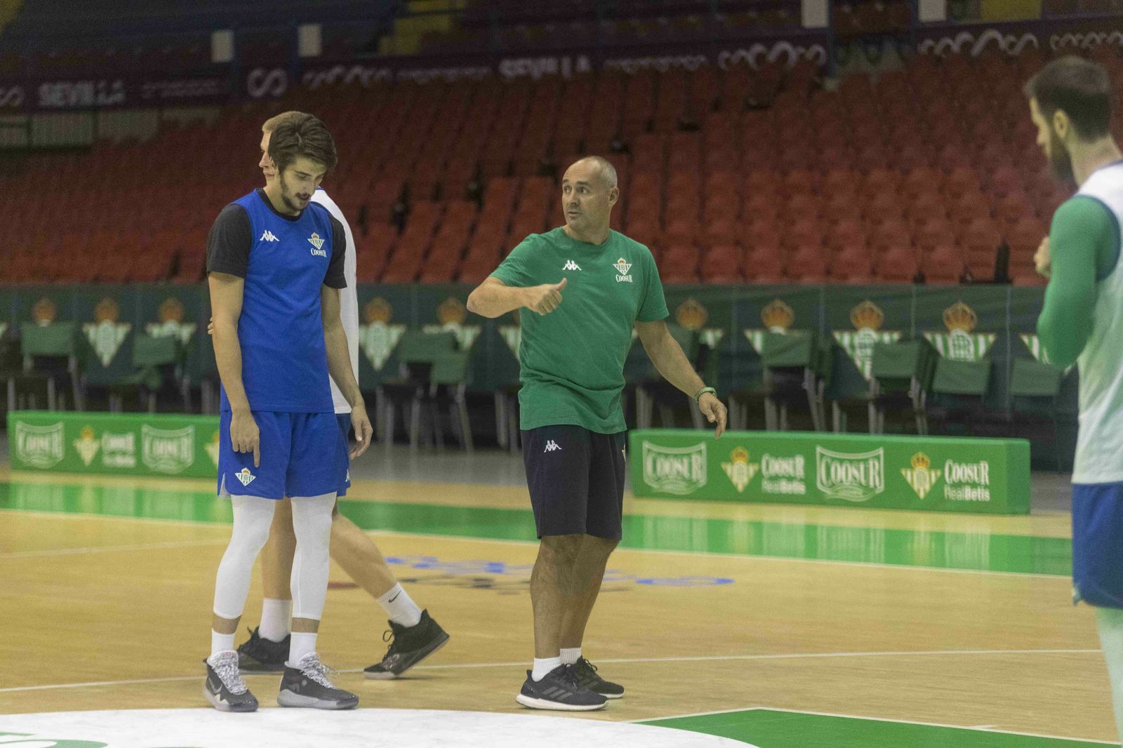 Curro Segura realiza algunas indicaciones a sus jugadores.