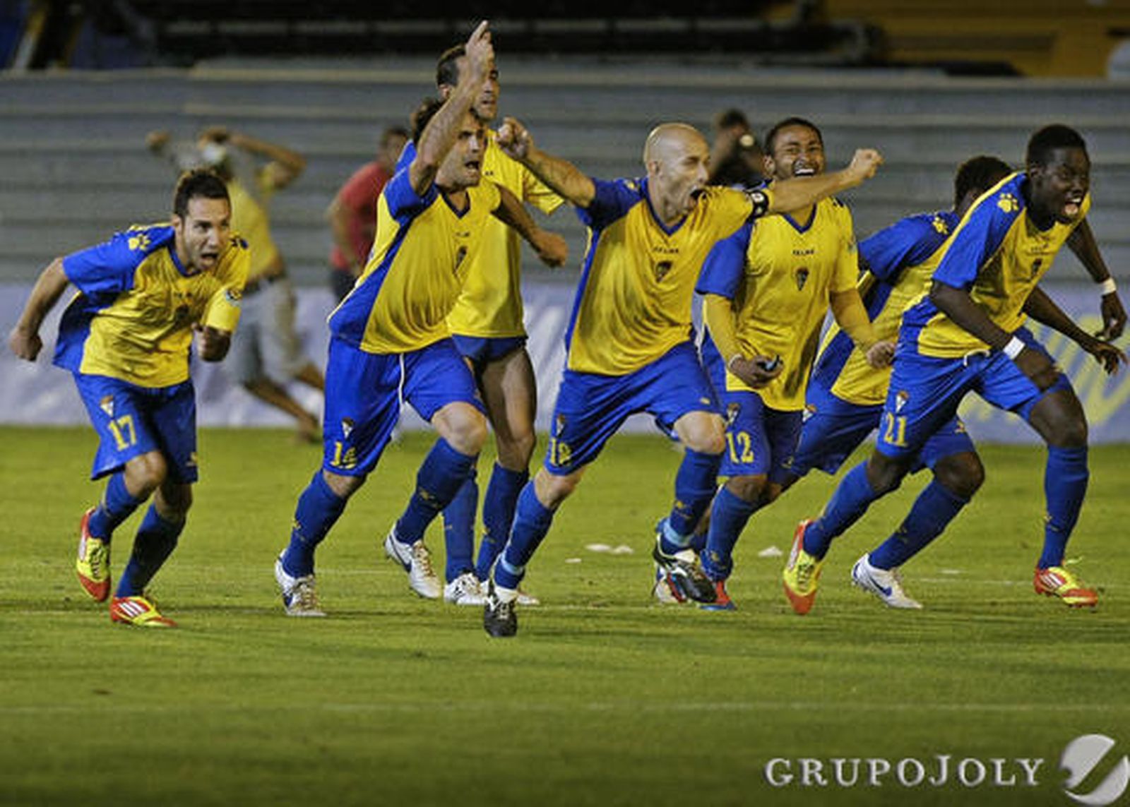 Los jugadores cadistas corren tras sellar su pase a la siguiente ronda. 

Foto: Julio Gonzalez