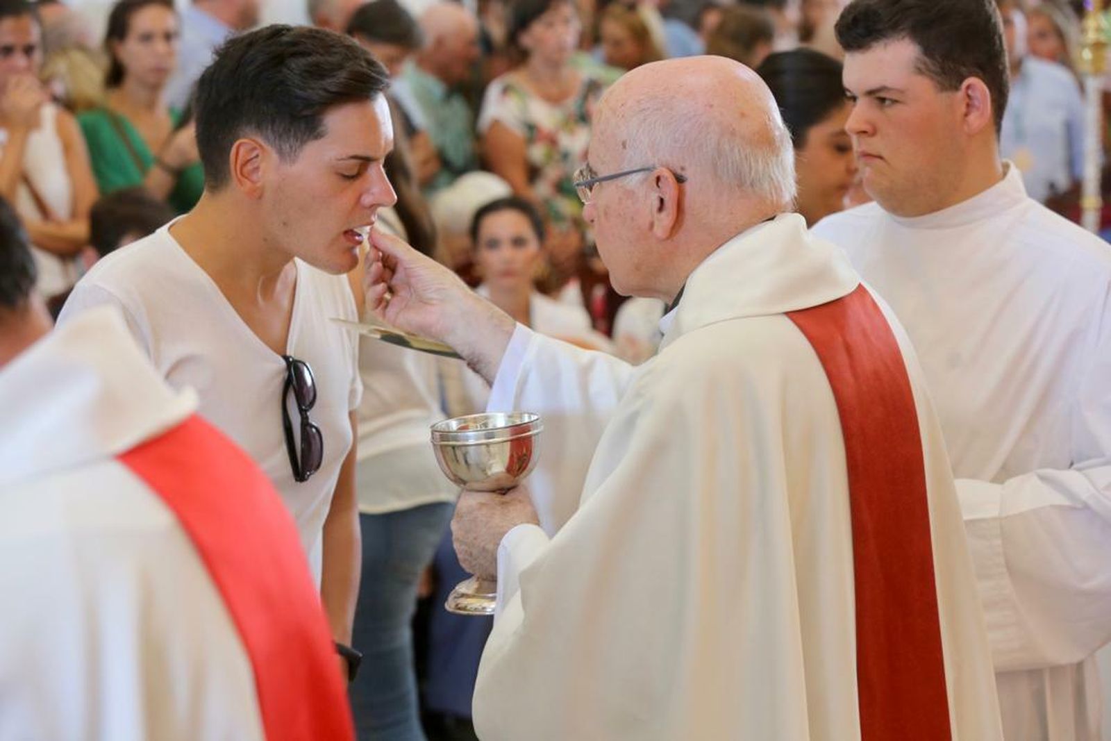 Momentos de la celebración de la misa en el santuario del Rocío.