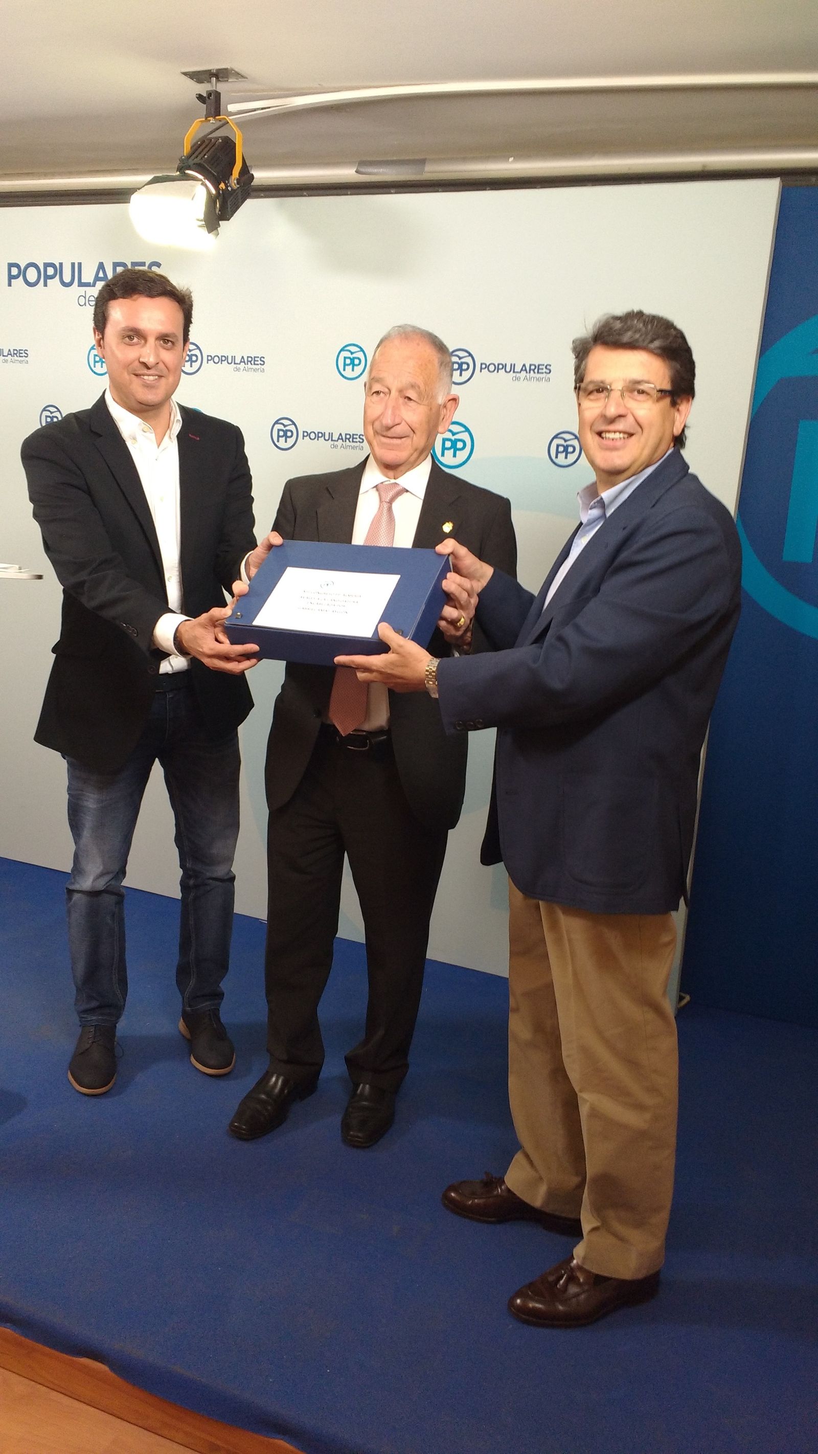 Gabriel Amat entrega los 2.737 avales a su candidatura a Javier Aureliano García y Juan José Matarí