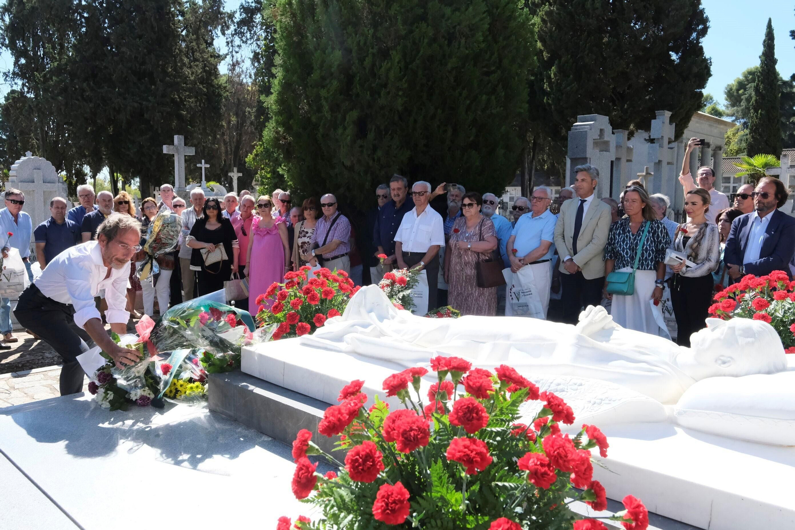 Las fotografías de la ofrenda floral a Manolete en Córdoba: entre claveles rojos y hazañas