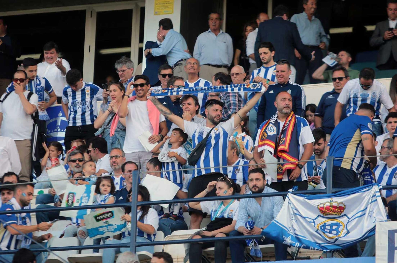 Imágenes del gran ambiente en el Nuevo Colombino en el ascenso del Recre