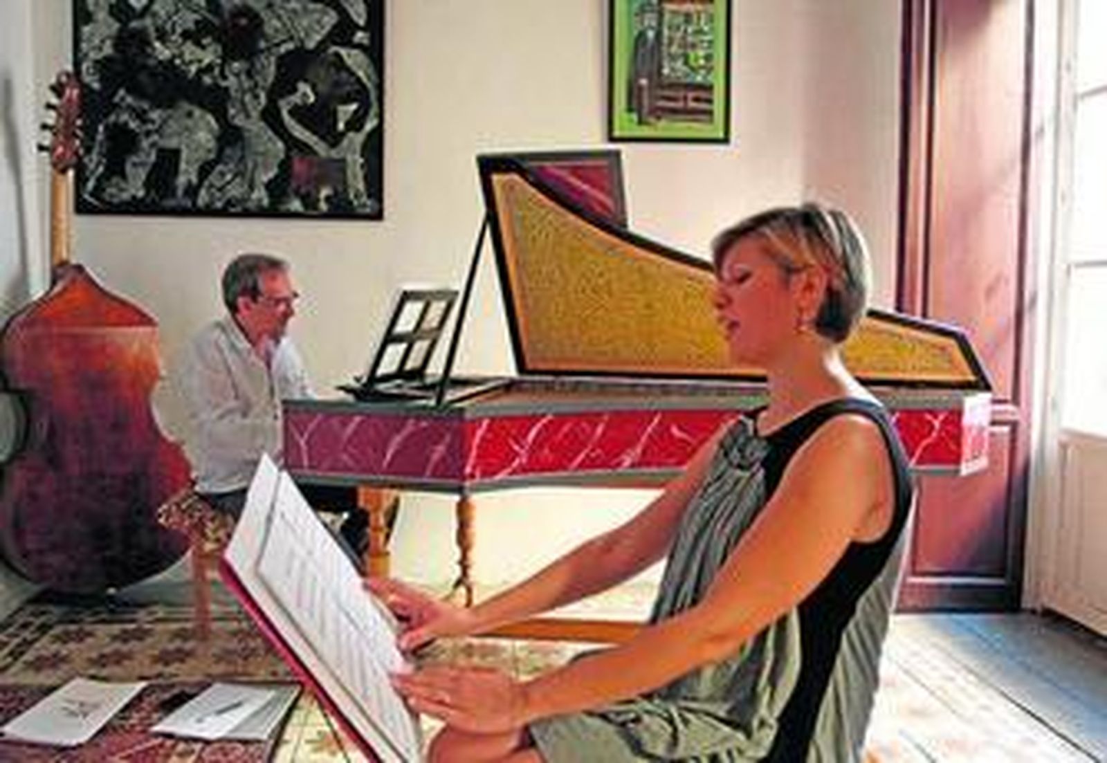Luis Antonio González y Olalla Alemán ensayando ayer en el estudio de Ventura Rico.