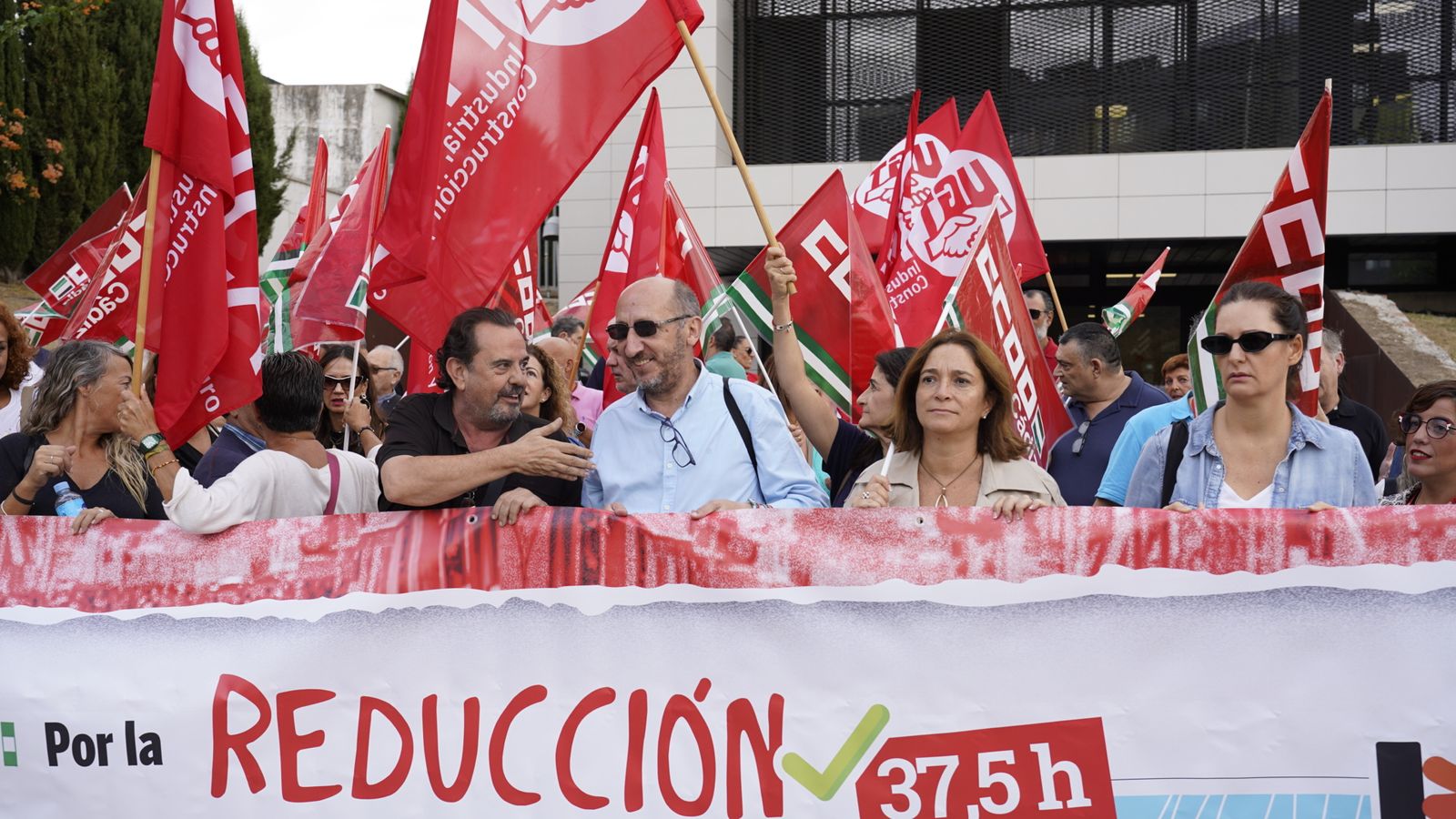 Fotos de la concentración para la reducción de la jornada laboral en el edificio nexus de Algeciras