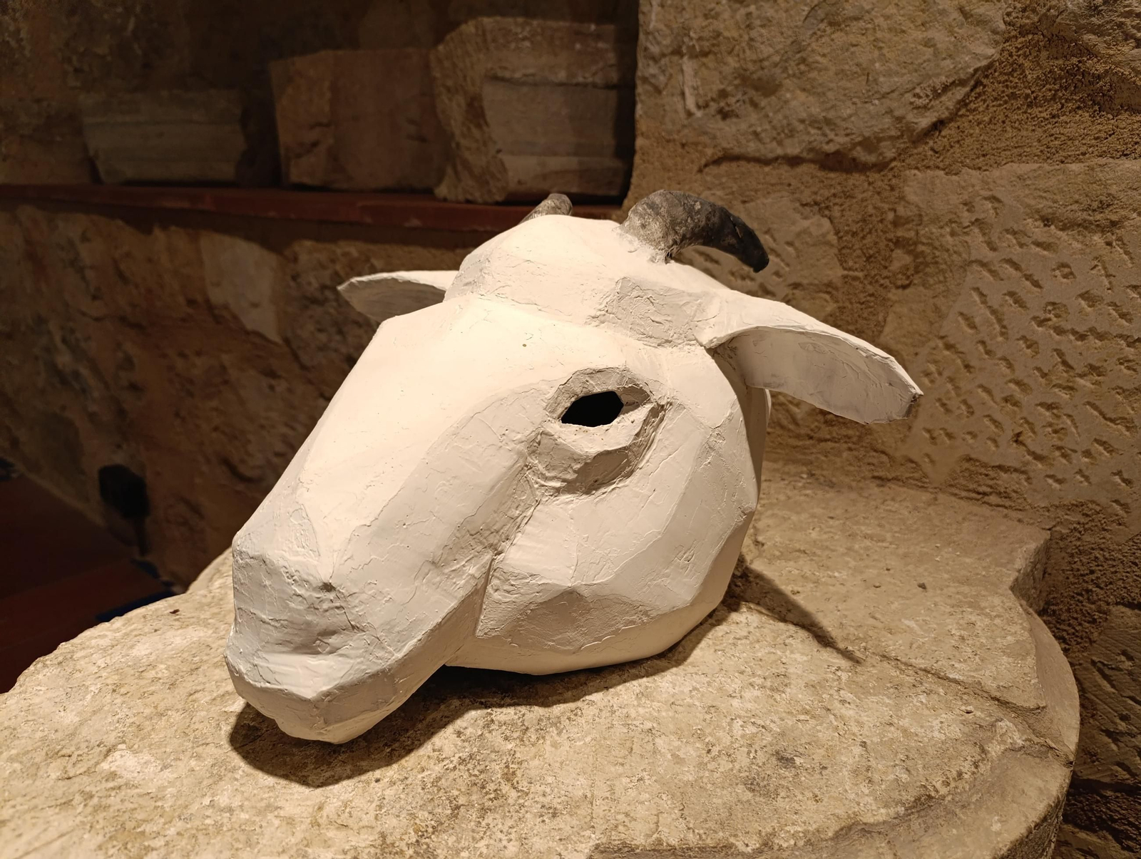 Máscaras, corderos y un retrato gigante del Papa Francisco: así es la impactante muestra ‘Et in Arcadia ego’ en Jaén