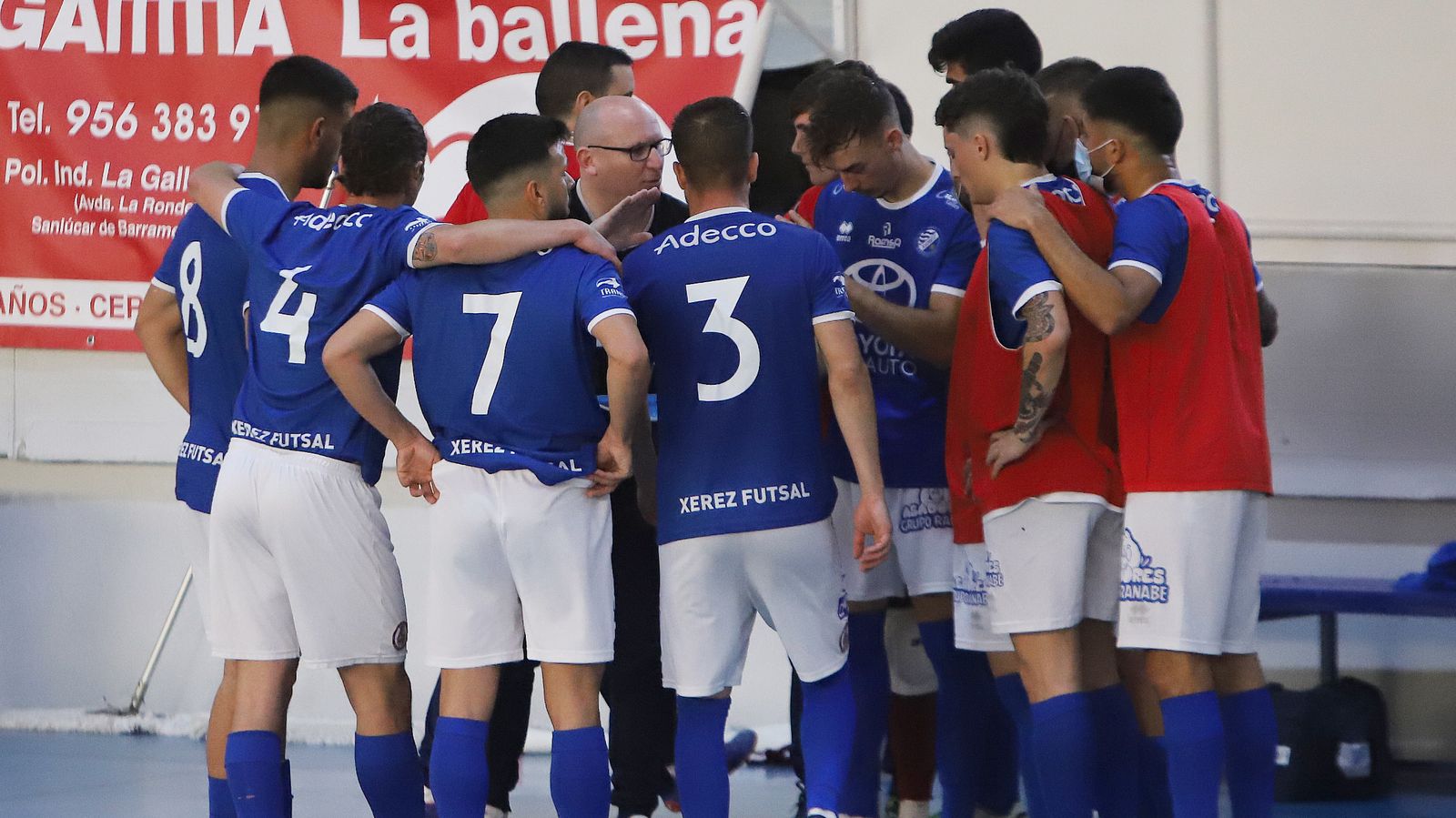 Jesús Azurmendi conversa con sus jugadores en un encuentro en el Ruiz-Mateos.
