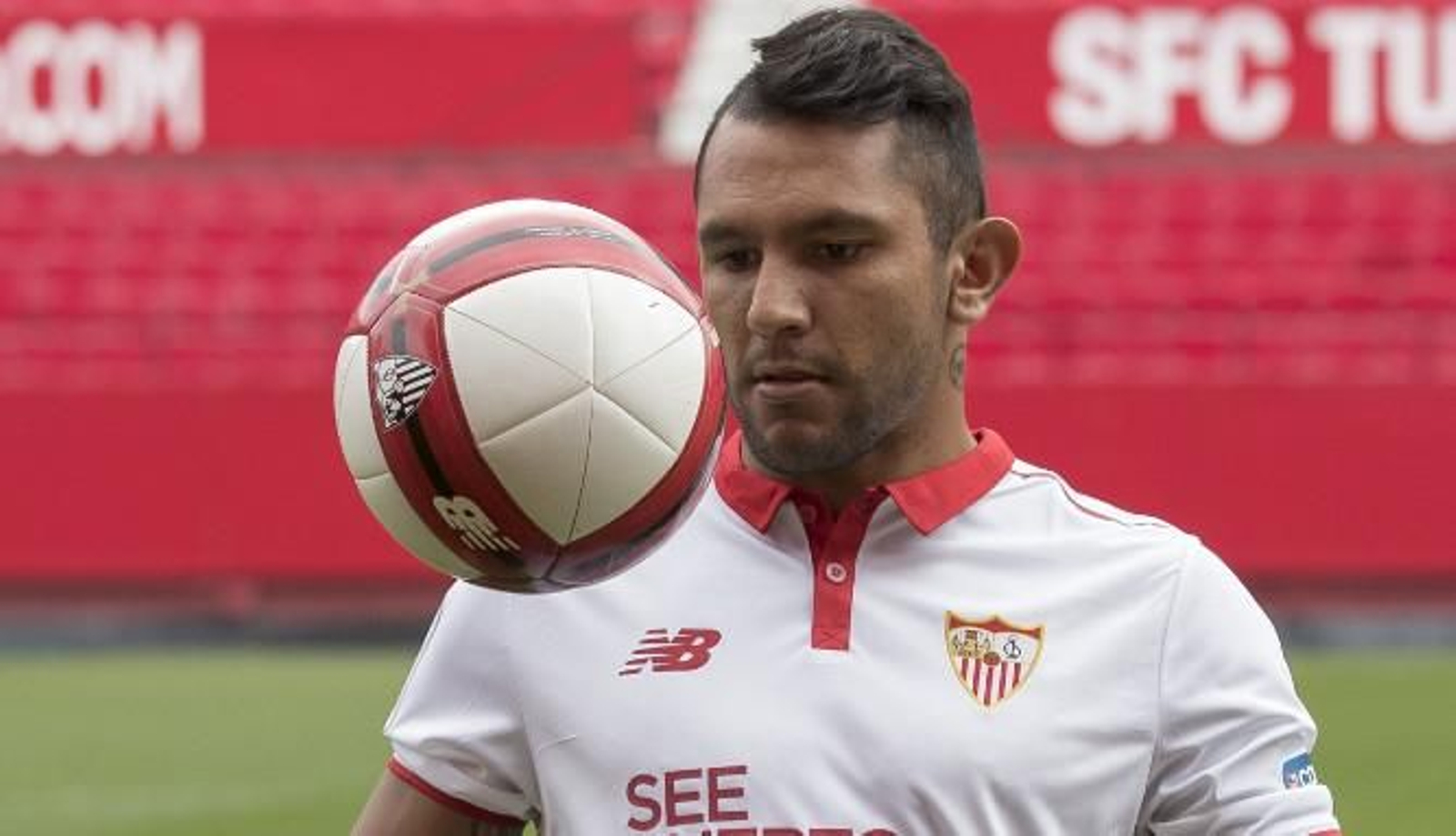 Walter Montoya tocando el balón.