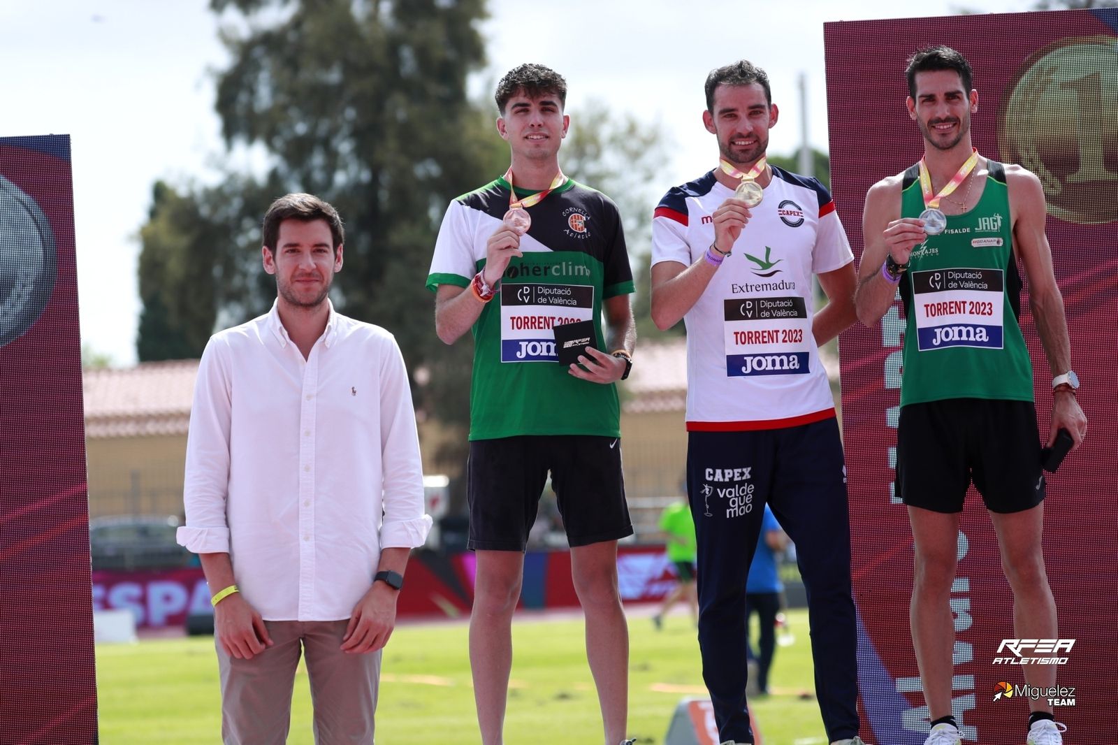 Los tres primeros clasificados en la prueba posan con su medalla