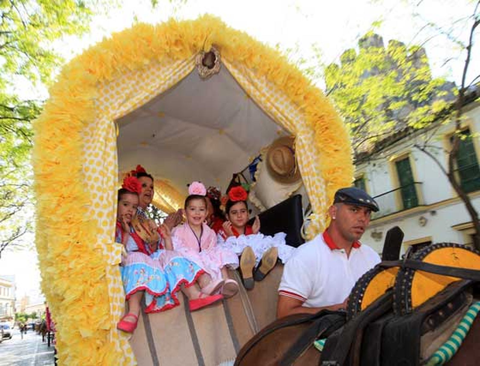 La hermandad rociera, tras asistir a la misa de romeros en Santo Domingo, coloca el Simpecado de Jerez en la carreta e inicia el camino hacia la aldea de El Rocío

Foto: Juan Carlos Toro