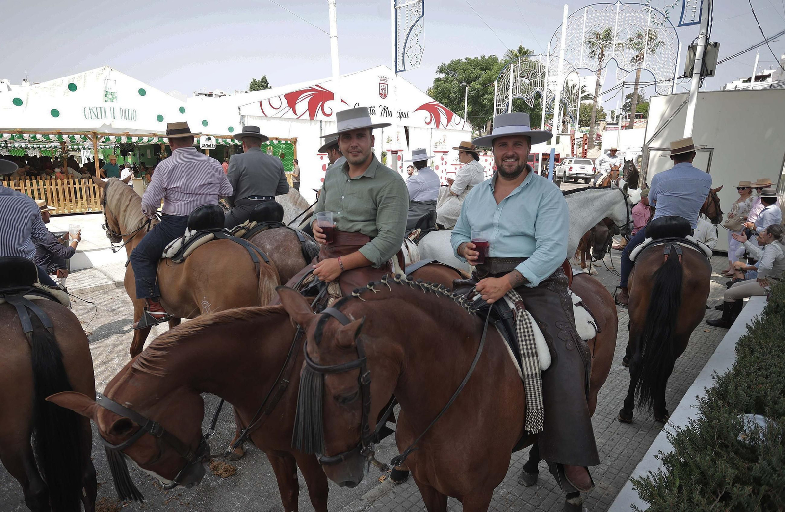 Búscate en las fotos del Domingo Rociero en la Feria Real de San Roque 2025