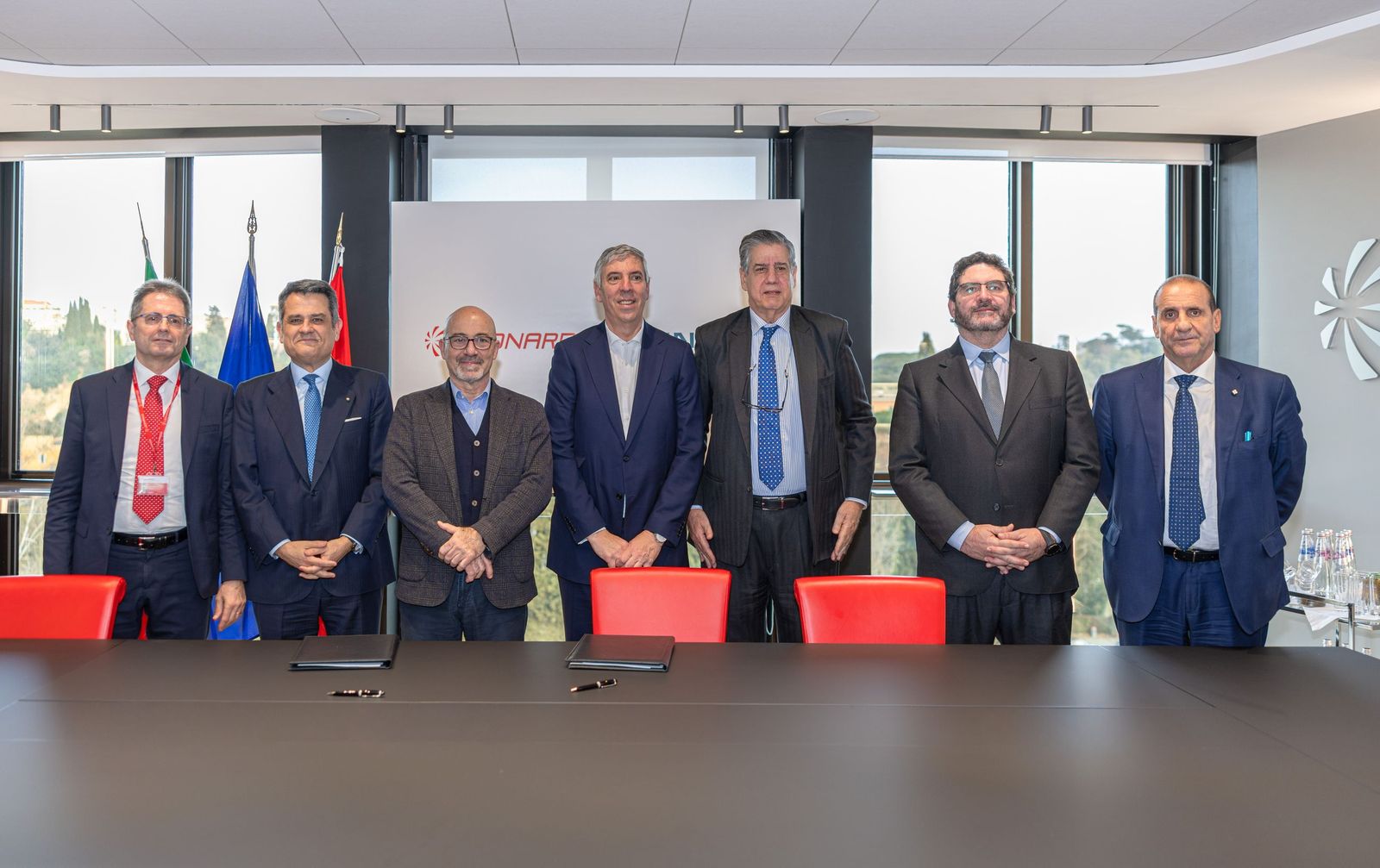 Responsables de Leonardo e Indra Group con el embajador de España en Italia, tras la firma del acuerdo.