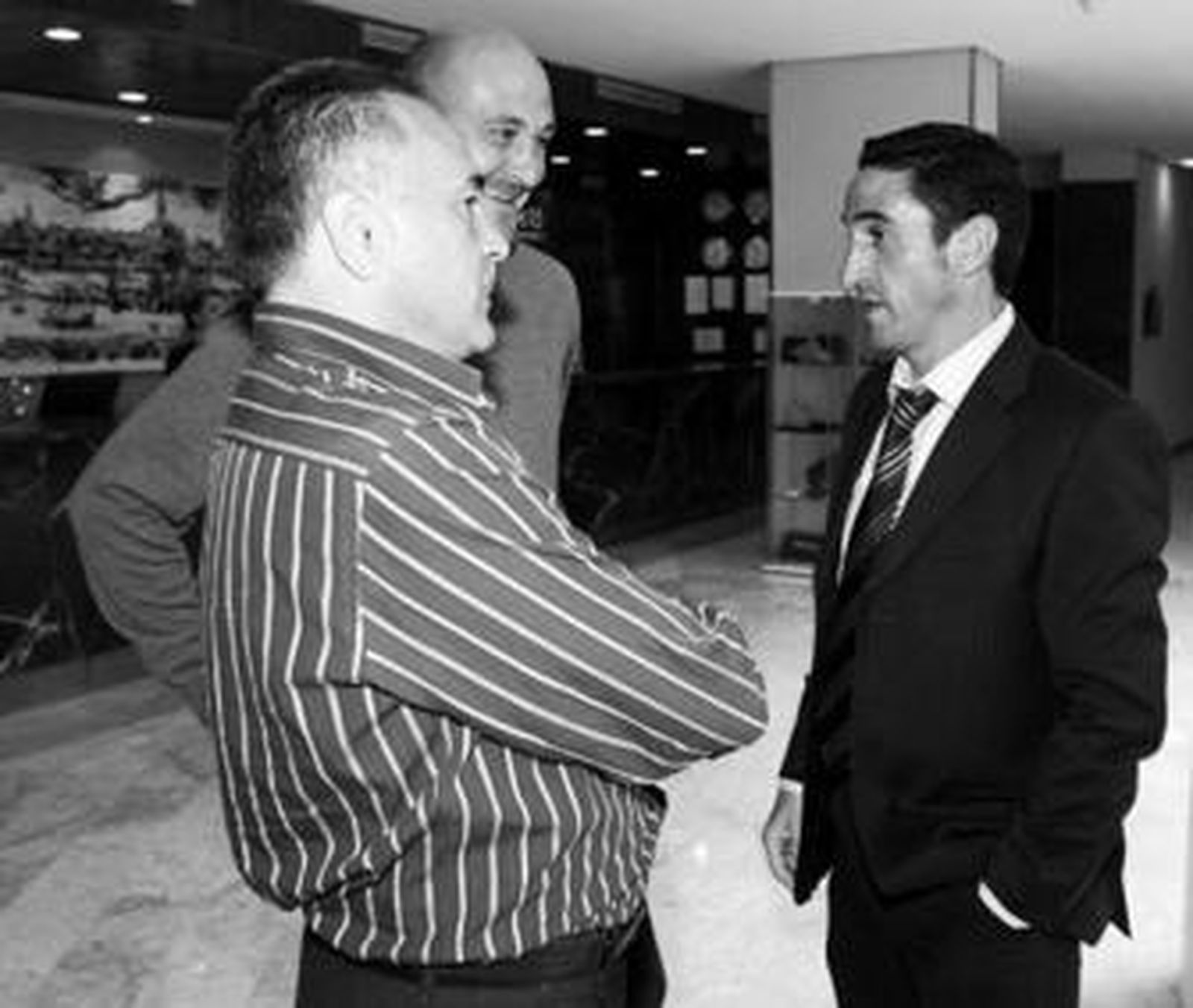 Jiménez dialoga con los ex béticos Gordillo y Roberto Ríos en un acto de la Junta de Andalucía.