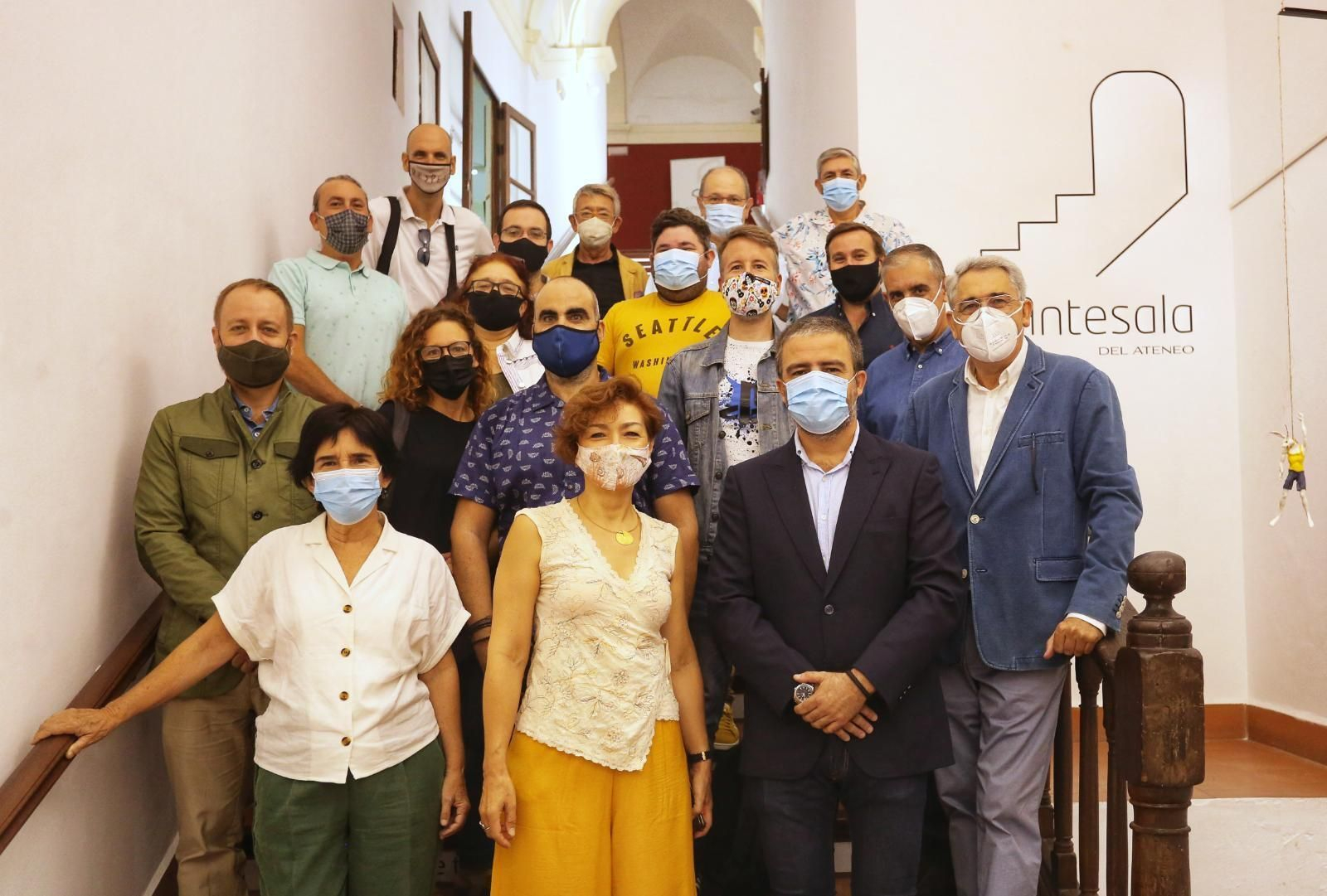 Los fotoperiodistas de la Amigp, autoridades y participantes, este viernes en el Ateneo de Málaga.