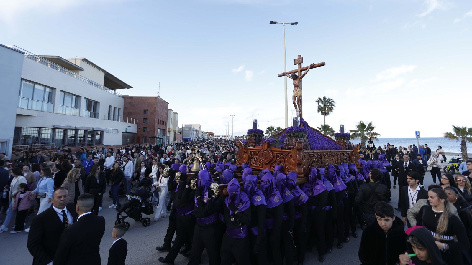 Fotos del Viernes Santo en La Línea: Cristo del Mar y Luz y Esperanza Nuestra, Soledad y Santo Entierro, Cristo del Amor y Misericordia y Amargura.