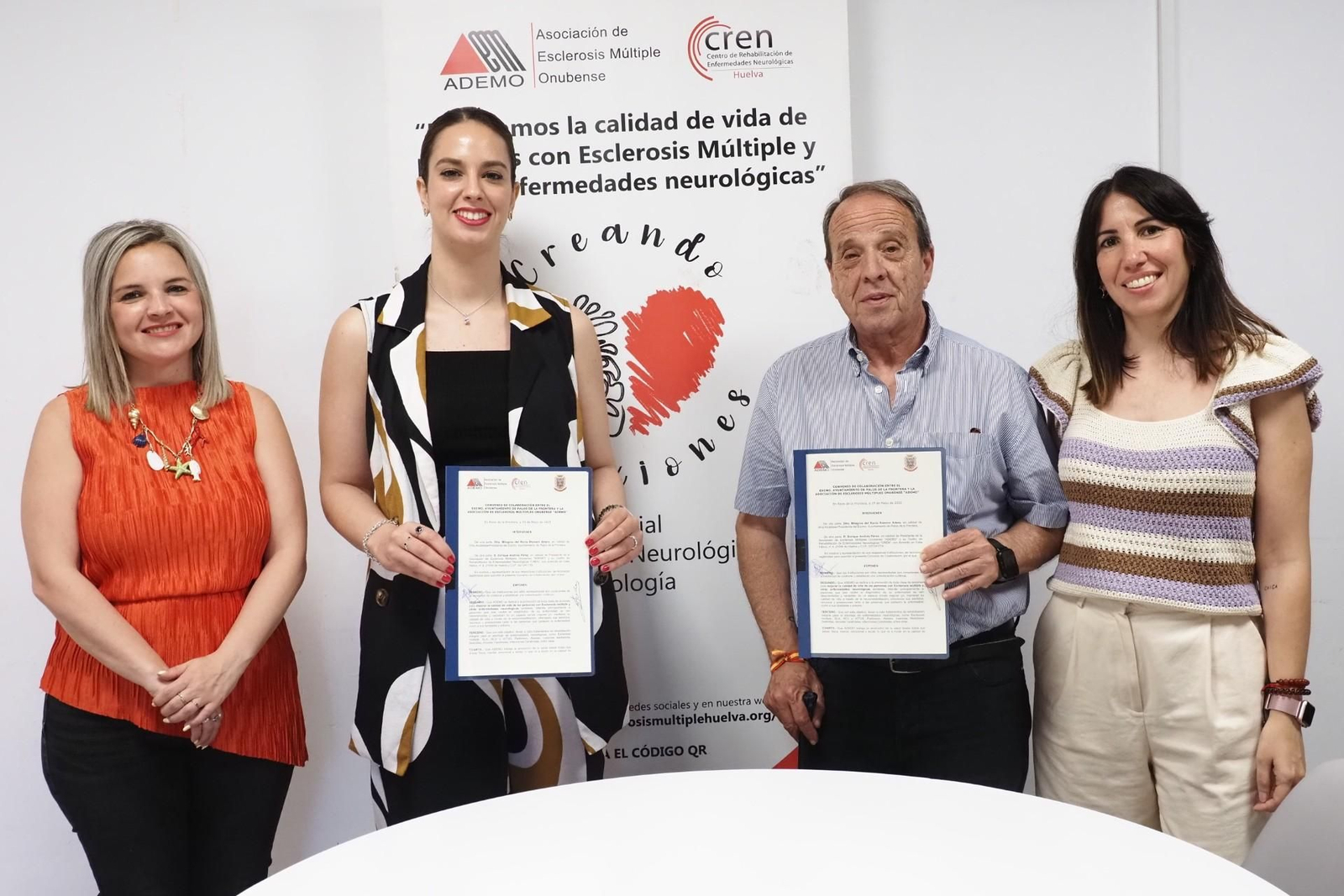 Anabel Quintero, Milagros Romero y Enrique Andivia en la firma del convenio.