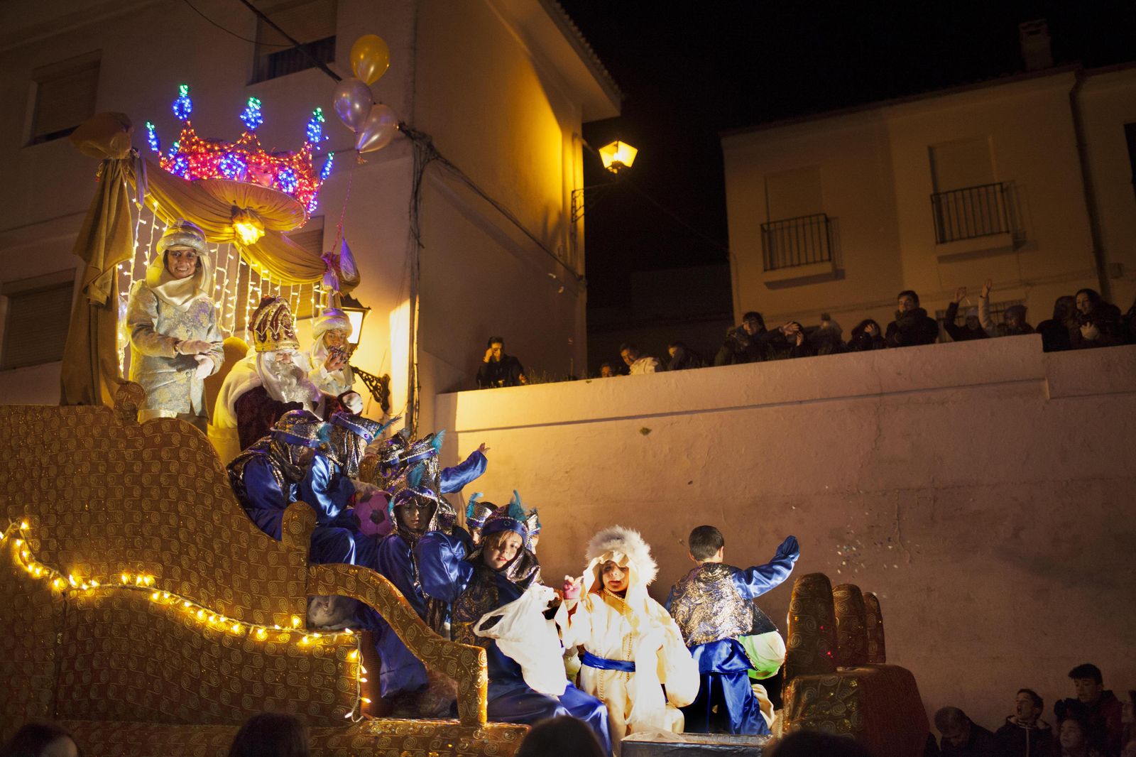 La lluvia regala cuatro días de cabalgatasUna Cabalgata renovadaLa Cabalgata contará este año con diez carrozas, una más que el año pasado. Todas ellas tendrán un diseño nuevo. A sus majestades y a la Estrella de la Ilusión los acompañarán seis carrozas temáticas relacionadas con: África, Asia, Italia, Master Chef, el circo y La bella y la bestia. El séquito irá acompañado por la Banda de Cornetas y Tambores Nuestro Padre Jesús Cautivo de la hermandad de Santa Genoveva de Sevilla. Las personas con movilidad reducida dispondrán de una zona reservada en la avenida de Palomares a la altura de la parada de autobús del parque Félix Rodríguez de la Fuente. La Cabalgata saldrá desde la calle Barajas del barrio del Monumento a las 17:00 horas, junto a la oficina de Correos. De temática, la naturalezaLa cabalgata rota todos los años el recorrido, y este año saldrá del Bulevar Paseo de Europa, a las 16:30, y transcurrirá por las avenidas Comunidad Autónoma de Canarias y Miguel Ángel, calles Picasso, Rodrigo Caro, San Sebastián, Lista, Arenal, Jesús del Gran Poder, Real de Villafranca, Plaza de España, Charco, Blas Infante, Avda. de Sevilla, calle Martínez Montañés, Mateo Alemán, Juan de la Cueva, Dr. Castroviejo, Francisco Pizarro, Pío XII, Álvarez Quintero, Fernán Caballero, Avda. de Utrera, Avda. de Cádiz. Para terminar en la Plaza de Andalucía con numerosas sorpresas y fuegos artificiales.Cabalgata musicalLa Banda de Música Villa de Osuna, la agrupación musical María Santísima de la Encarnación y la agrupación musical Santa Cruz animarán al desfile Real compuesto por 23 carrozas por las calles de Osuna, que saldrá del Recinto Ferial a las 18.00 horas, y discurrirá por Dr. Fleming, Núcleo Residencial La Paz, Barriada de Andalucía, Travesía Ejido, Callejón de las Flores, Olivillos, María de la Cueva, Cruz, Travesía San Roque, Capitán, Antequera, Plaza Salitre, Carmen, Sevilla, Plaza Mayor (20,30 h.), Carrera, Plaza Rodríguez Martín, Carrera y Plaza Cervantes.  3.700 balones y regalosEste año habrá un total de 11 carrozas, que quedan como sigue: Los Egipcios, Fantasía Disney, Papá Noel; Club Voley Marcelo Spínola; El Heraldo Real, Alicia en el País de las Maravillas, Rey Melchor,  Rey Gaspar y Rey Baltasar, Estrella de Guía, Reina de la Ilusión. Participarán en la comitiva de a pie las Bandas Nuestra Señora del Rosario y Virgen de las Angustias, ambas de la localidad, así como tres charangas que animarán el desfile junto con numerosas personas que irán delante de cada carroza. El Ayuntamiento ha aportado para la cabalgata más de 3.700 balones. La Cabalgata partirá a las 17:00 horas del barrio de las Majarocas. Once carrozasLas diferentes carrozas saldrán a las 17:30 horas de la guardería en Calle Cilla para recorrer: calle Cilla, San Luis, Perpetuo Socorro, Los Leones, Granada, Avd. José María Moreno Galván, Avda. Antonio Fuentes, Cervantes, Eduardo del Pino, Doctor Espinosa, Morón, La Luna, Sevilla, Victoria, San Francisco, Altana, Marchena y Plaza del Ayuntamiento. Este año, el Cortejo Real estará compuesto por once carrozas: tres de Reyes Magos, ocho de asociaciones locales y la Estrella de la Ilusión, un honor que este 2018 ostentará la Guardería Infantil Ntra. Sra. De Gracia en su 50º aniversario. Caramelos desde el balcónEl cortejo está formado por nueve carrozas: la Estrella de la Ilusión, Disney, El Bosque Animado, Chuchelandia, Mulán, Rey Melchor, Rey Gaspar y Rey Baltasar.  Saldrá a las 16:30 horas desde la Caseta Municipal y finaliza a las 21:00 horas en la Casa de la Hermandad Sacramental, donde los tres Reyes Magos y la Estrella de la Ilusión tirarán regalos desde los balcones. Carrozas autopropulsadasLa Cabalgata de Constantina 2018 estará compuesta por 14 carrozas autopropulsadas que acogerán a 200 niños y unos 60 beduinos que conforman el alegre y festivo cortejo a pie. Unas 50 personas, entre miembros de la asociación Crema y voluntarios, controlarán a pie que todo discurra a la perfección. Con todo ello, el cortejo total del desfile lo componen más de 400 personas. Este año el cortejo estrena tres carrozas, que serán el deleite de todos: el Trono de la Cartera Real, el Trono del Rey Melchor y Los Trolls. Todas las demás carrozas del cortejo siempre son también retocadas y remodeladas parcialmente. Sus Majestades repartirán entre 6.500 y 7.000 kilos de caramelos y chucherías empaquetadas (de primera calidad) y unos 21.000 artículos juguetes varios (peluches, muñecas, aviones, robots, pelotas y balones.Lluvia de mantecadosLa Cabalgata de Estepa es famosa porque, además de caramelos, reparte mantecados y polvorones. Los Reyes Magos saldrán de la Caseta Municipal a las 17:00 y finalizarán en el Recinto Ferial a las 22:30. Una de las más vistosasEl Cortejo Real, compuesto de 1.000 personas, de las que unas 600 son niños, saldrá a las cinco de la tarde del barrio de Nueva Alcalá, de la calle Escultor Duque Cornejo, para finalizar a las 21:00 horas en el mismo punto. Sobre las 21:30, los Reyes Magos visitarán a los niños del Colegio Salesianos para hacerle entrega de sus regalos.Toneladas de ilusiónUn año más, el Ayuntamiento de Olivares organiza una Cabalgata para recibir como se merecen a los tres Reyes Magos, donde además de lanzar caramelos, abundan los regalos. En la fiesta de Reyes Magos no faltan los cohetes, las bandas de música y las chirigotas que alegran el ambiente con sus alegres composiciones. La salida será a las 17:00 horas de la Nave Municipal y la llegada a las 22:00 horas.Villanueva  del AriscalLos Reyes lanzan ibéricosLa Asociación Cabalgata de Reyes Magos lleva 38 años ya aportando magia e ilusión. Es una cabalgata con fama más extendida por la provincia debido a que los Reyes Magos reparten 90 kilos de chacina envasada (jamón, caña de lomo, queso), además de cientos de  caramelos, pequeños juguetes, 19.000 balones y 12.000 peluches. Once carrozas componen el cortejo este año.