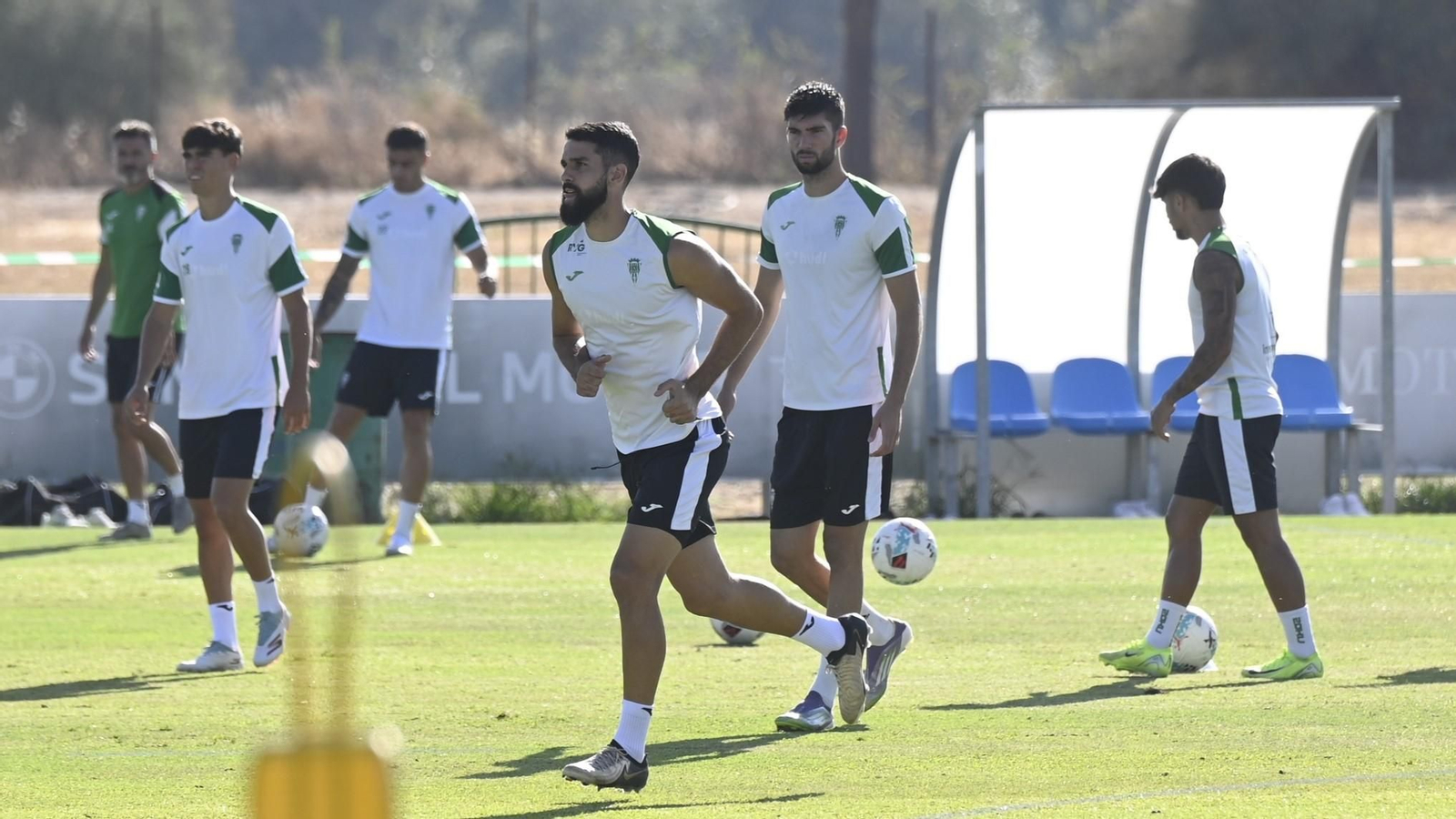 Los jugadores del Córdoba CF calientan antes de un entrenamiento en la Ciudad Deportiva.