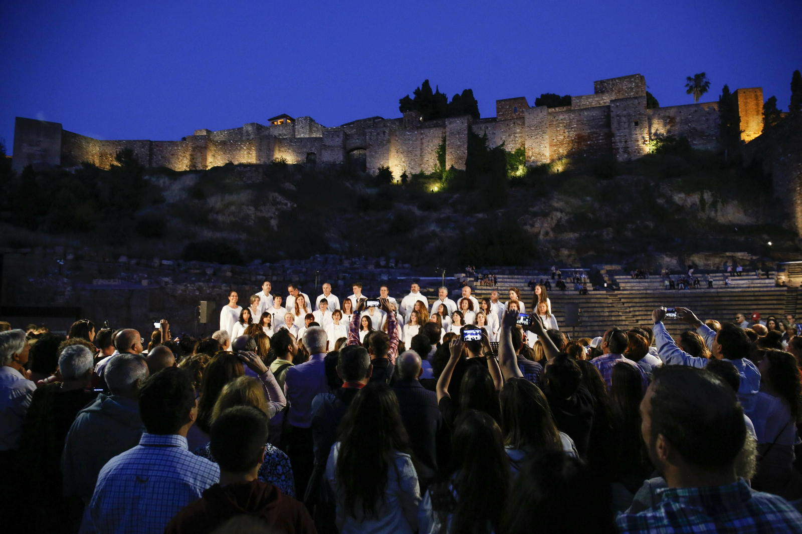 Concierto de gospel en la calle Alcazabilla, durante la Noche en Blanco de 2018.